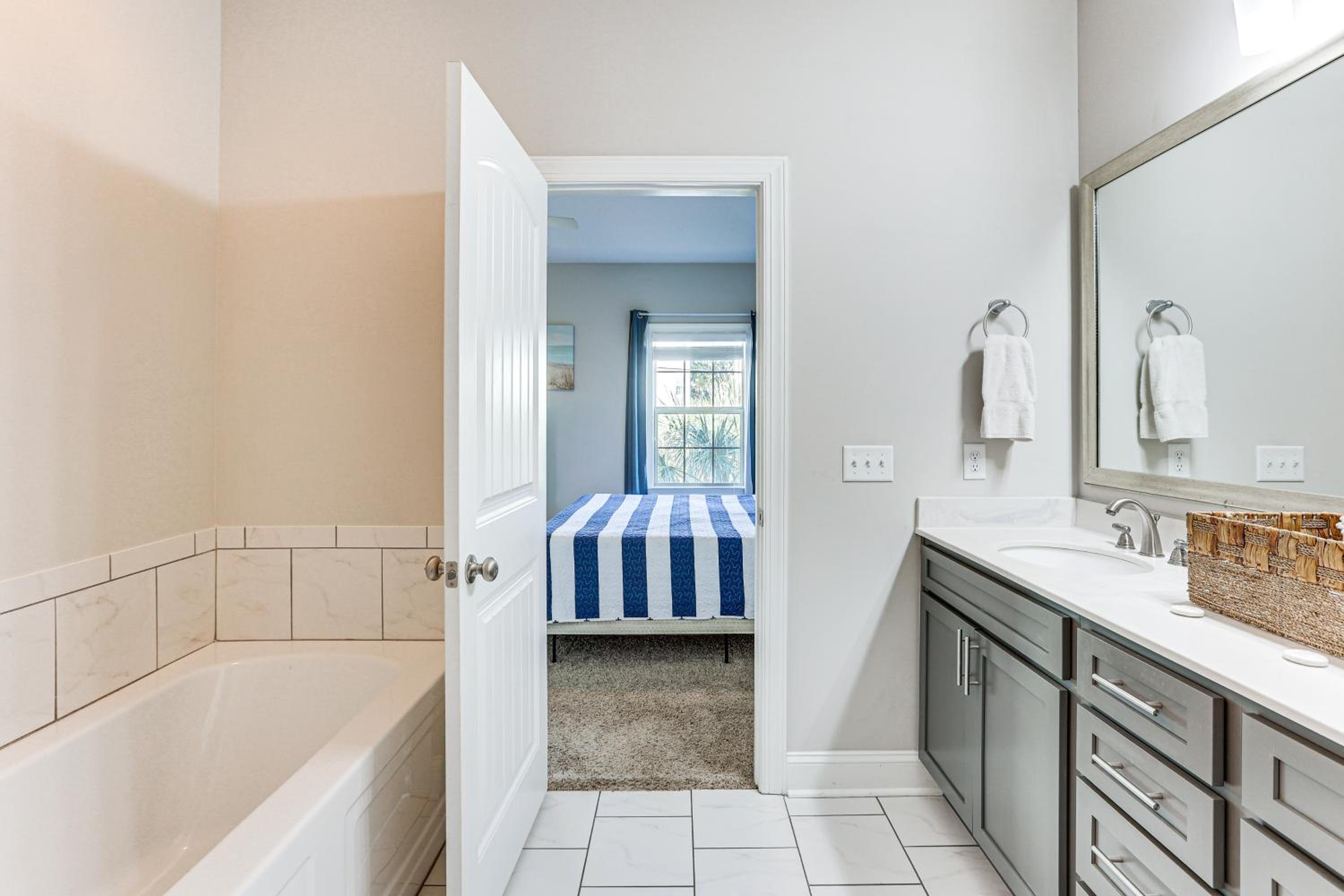 3 Mi to Pier Village Dog-Friendly St Simons Home!