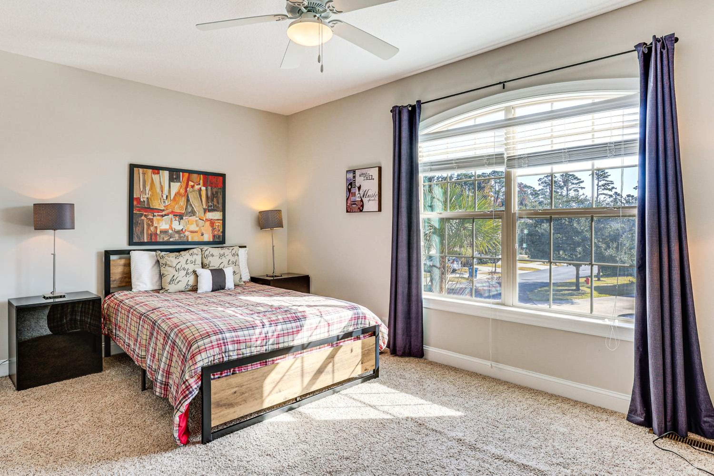 3 Mi to Pier Village Dog-Friendly St Simons Home!