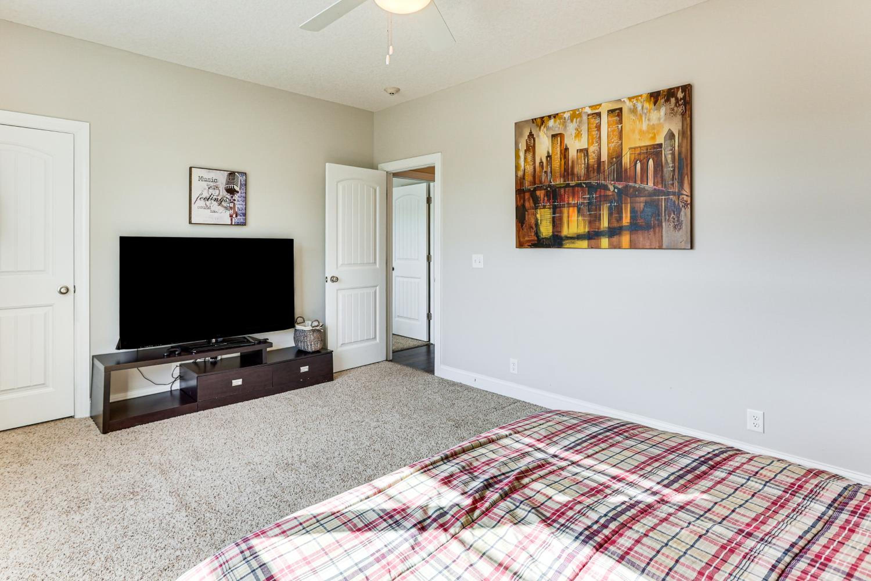 3 Mi to Pier Village Dog-Friendly St Simons Home!