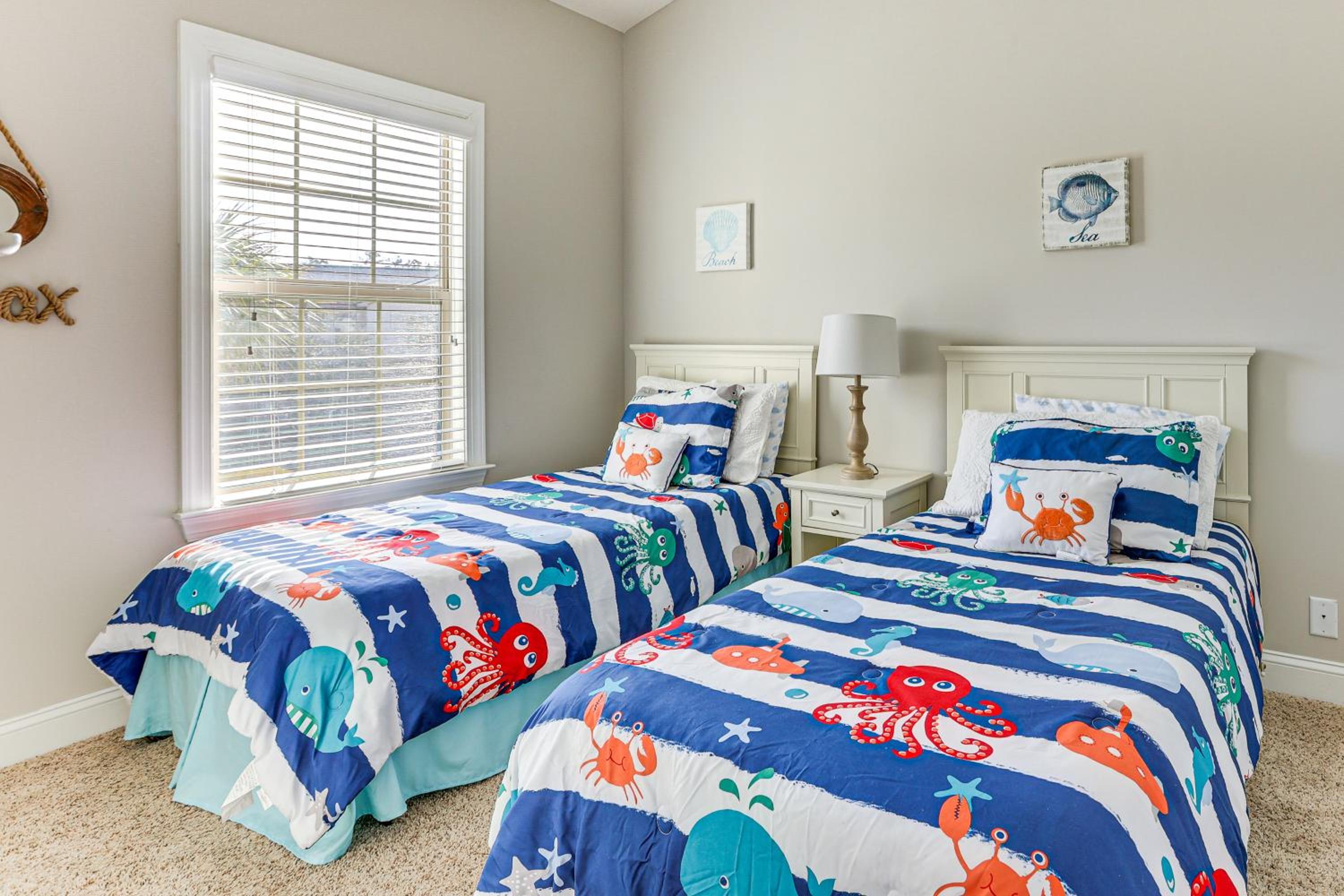 3 Mi to Pier Village Dog-Friendly St Simons Home!