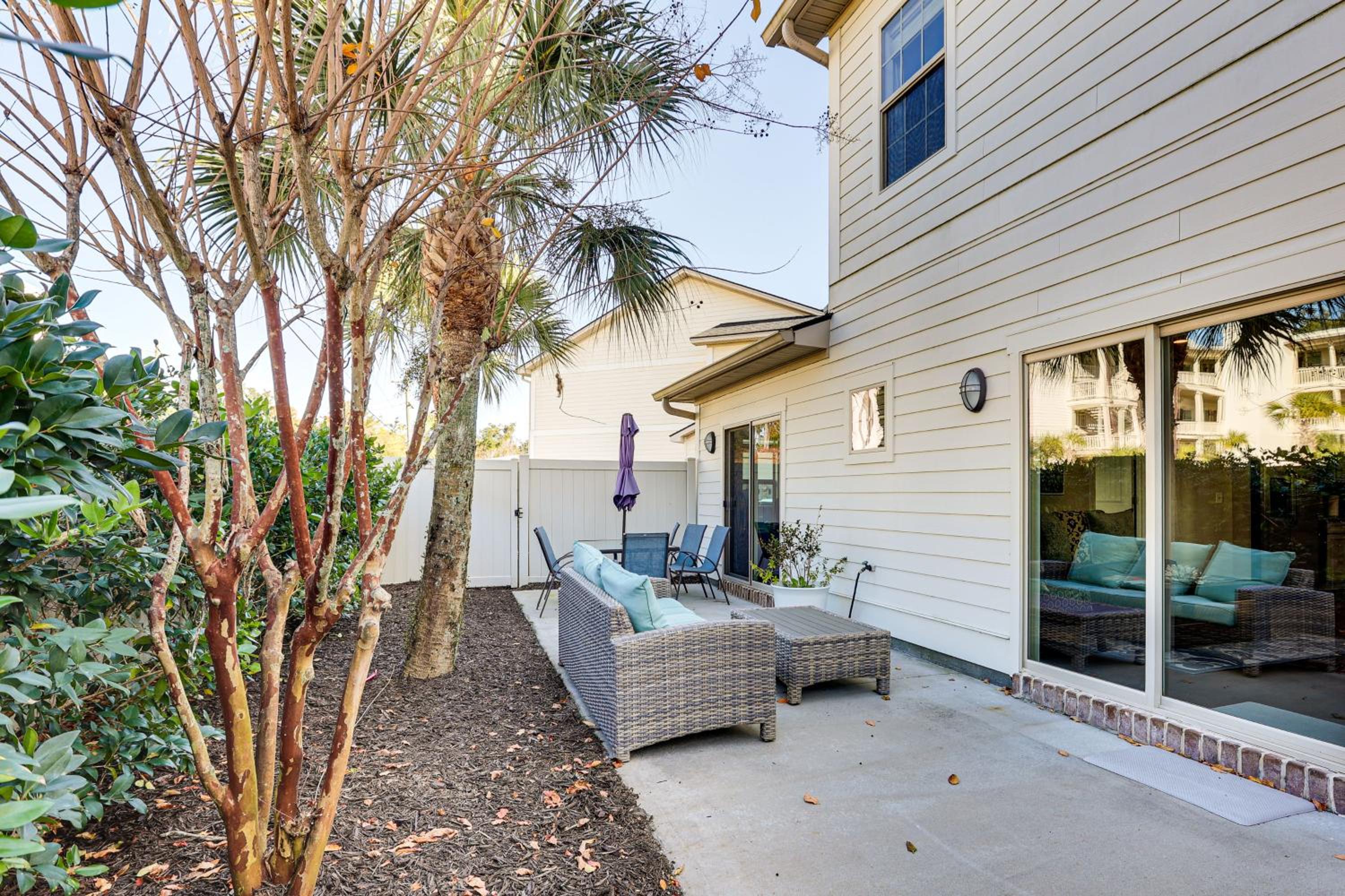 3 Mi to Pier Village Dog-Friendly St Simons Home!