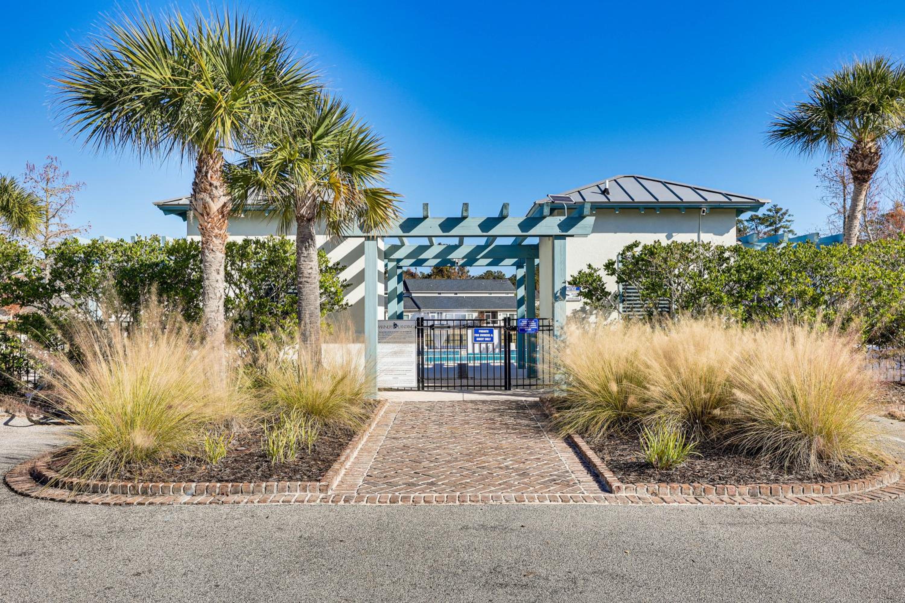 3 Mi to Pier Village Dog-Friendly St Simons Home!