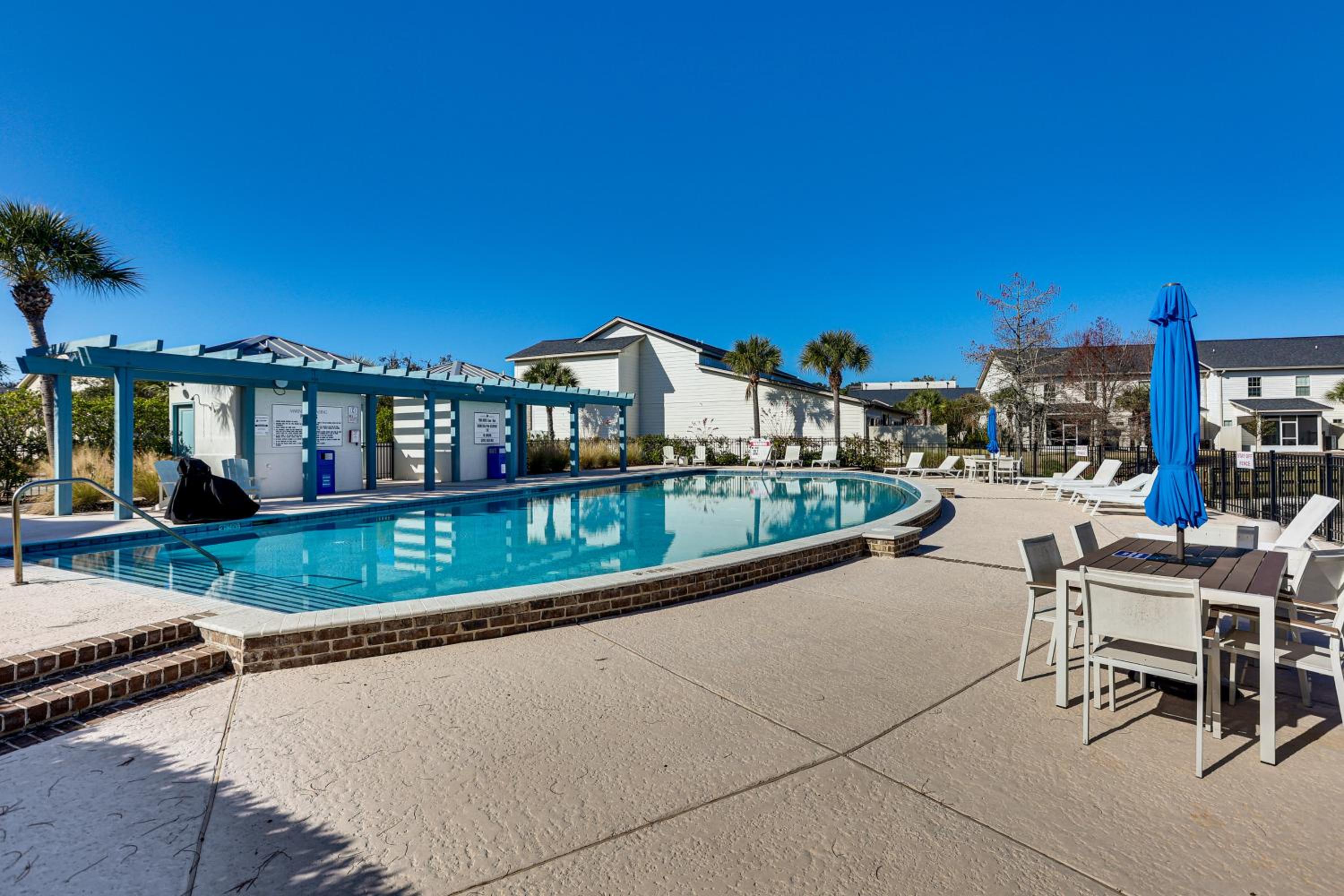 3 Mi to Pier Village Dog-Friendly St Simons Home!