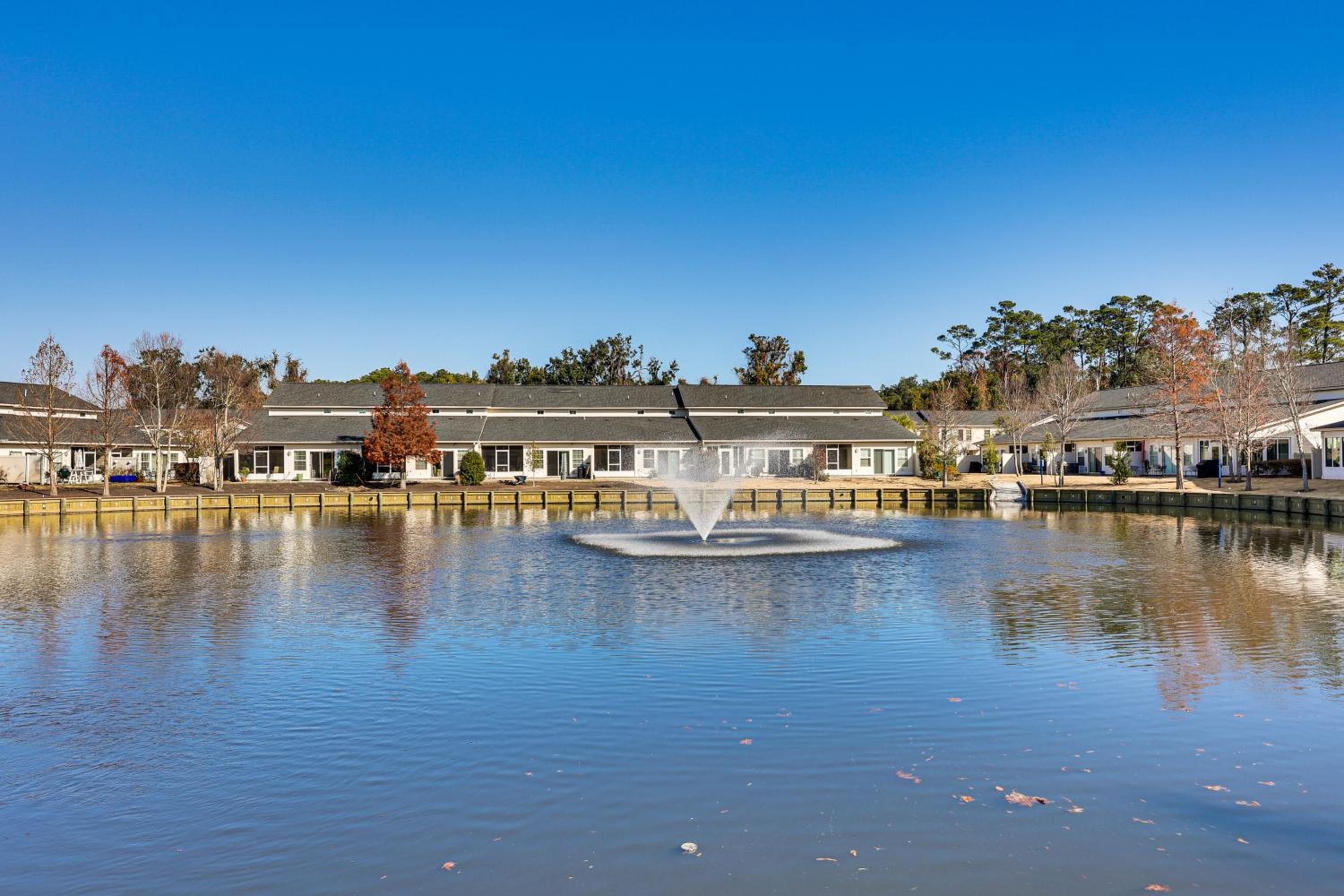 3 Mi to Pier Village Dog-Friendly St Simons Home!
