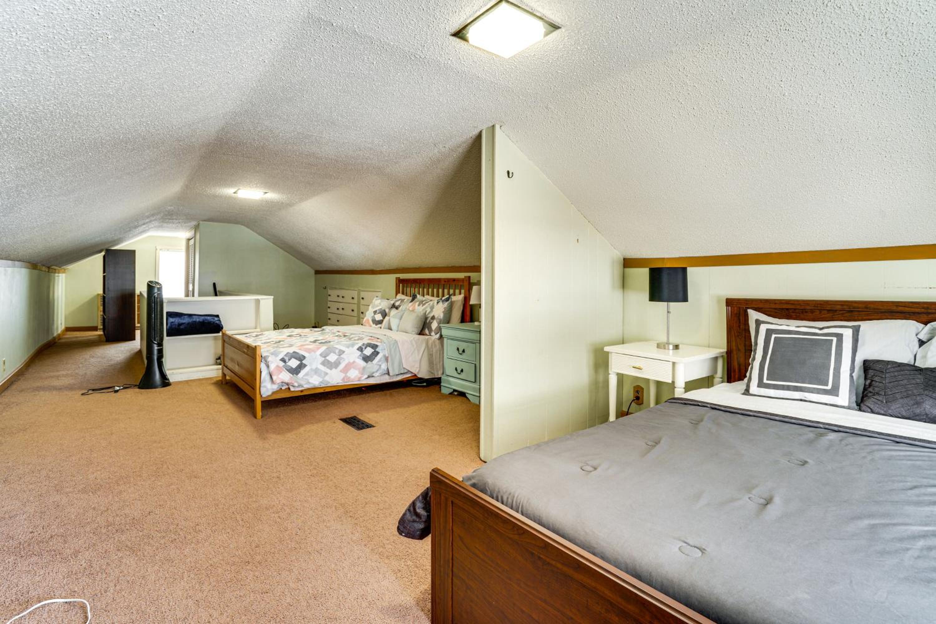 2 Mi to Nordeast Breweries Cozy Minneapolis Home