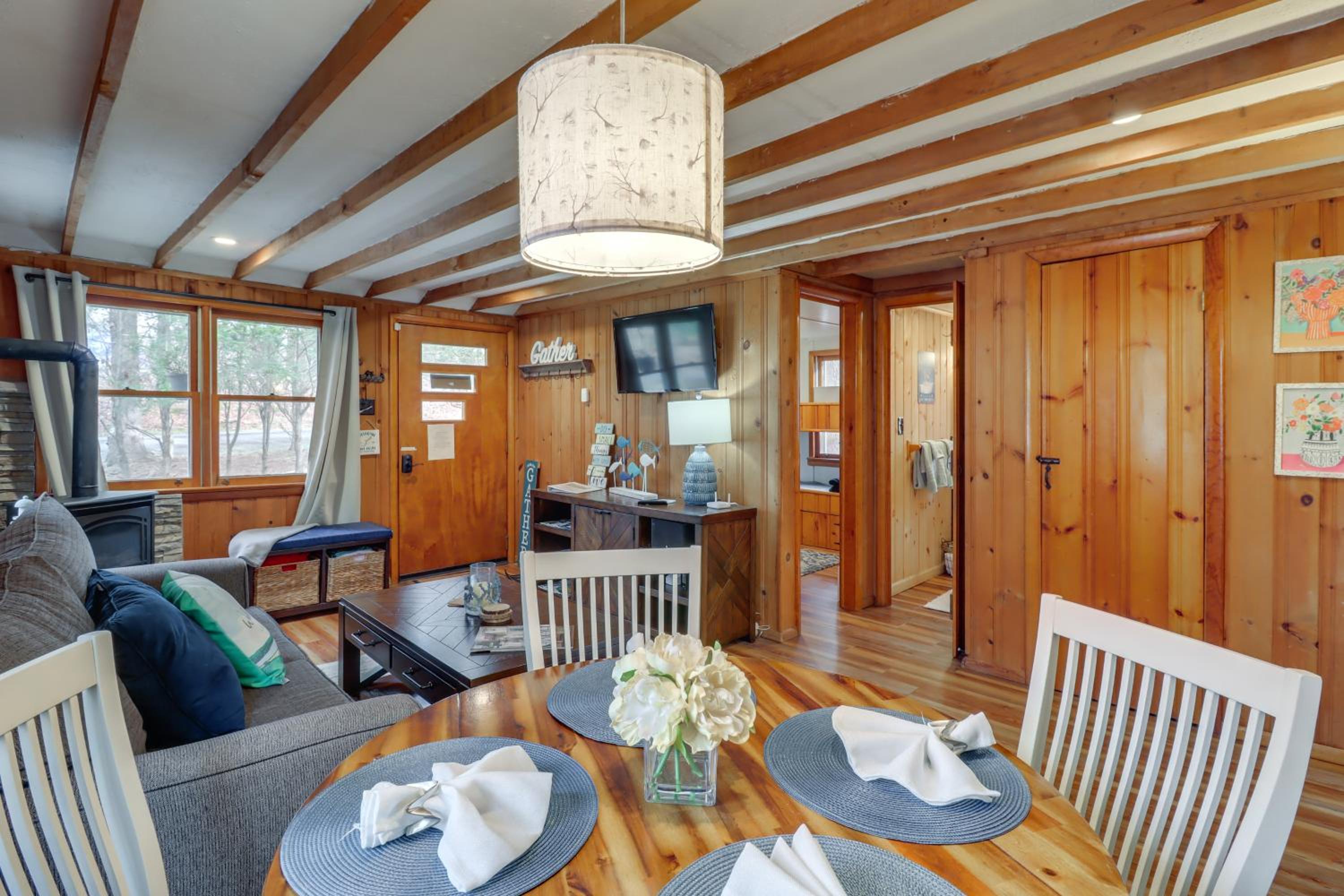 Cozy Lake Wallenpaupack Cabin with Community Perks