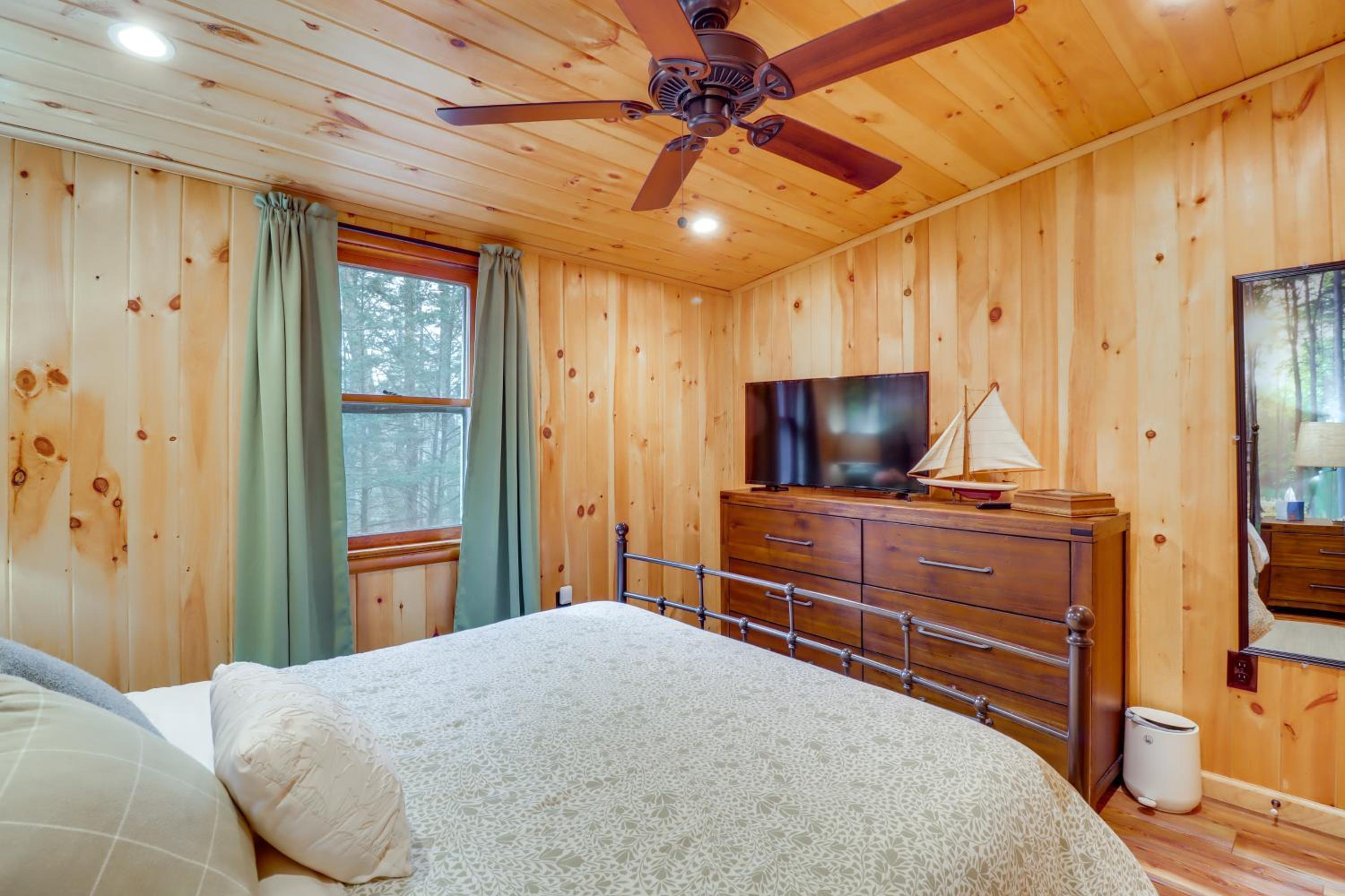 Cozy Lake Wallenpaupack Cabin with Community Perks