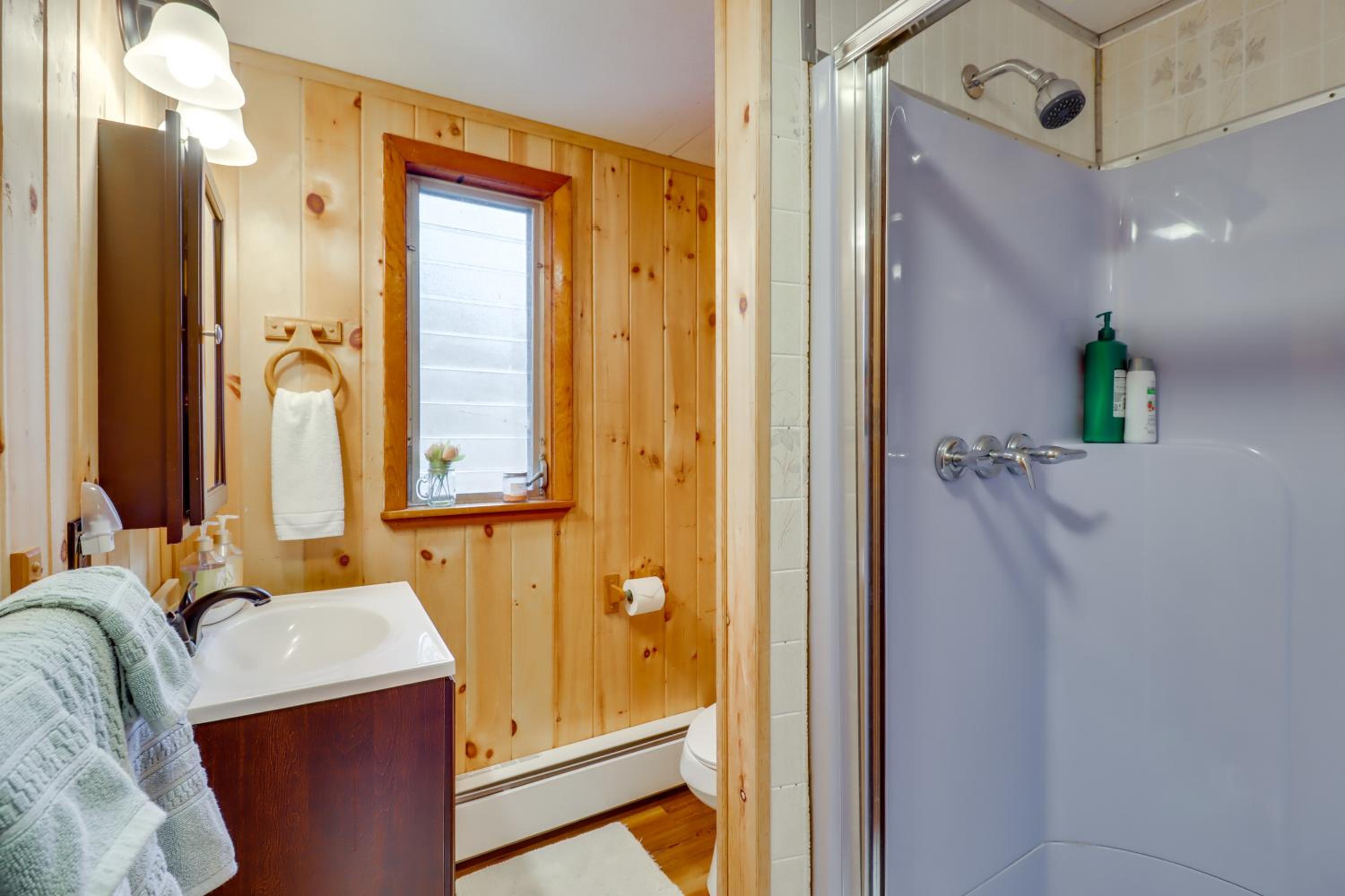 Cozy Lake Wallenpaupack Cabin with Community Perks