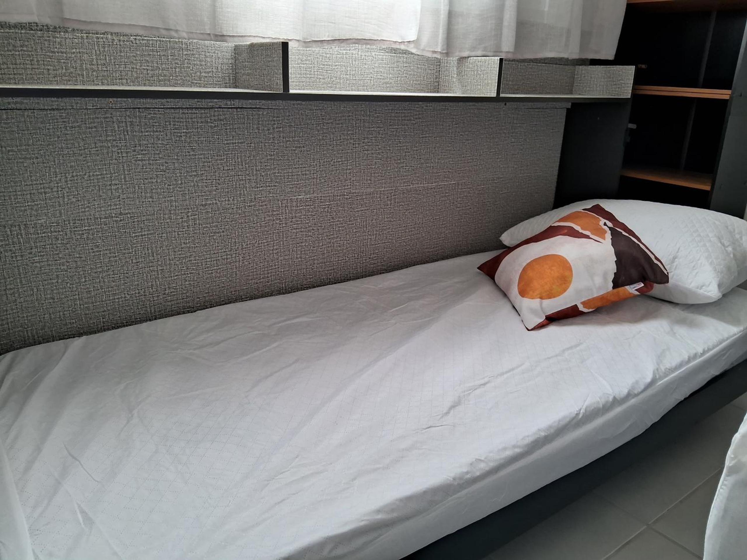 Apto com Ar e 2 Dorm na Vila Mirim perto da Praia