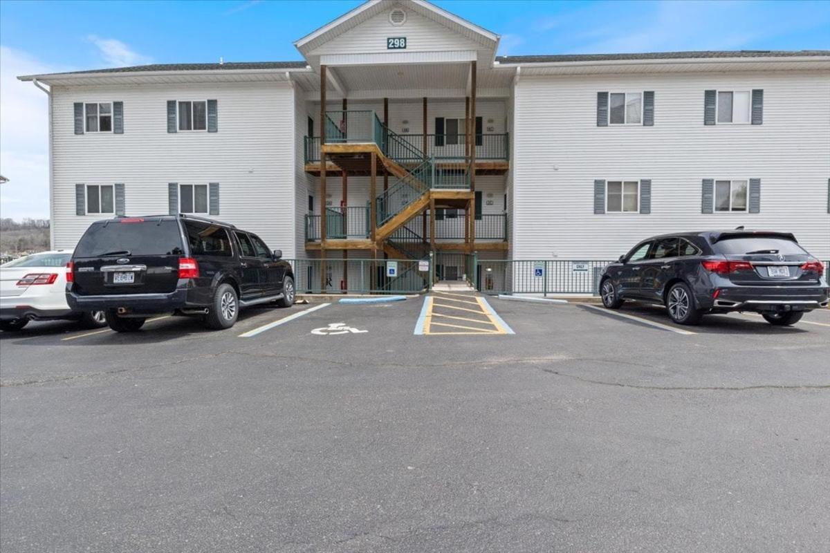 Steps to Water, Serene View, Updated Condo Family Fun w/ 3 Pools in Camdenton