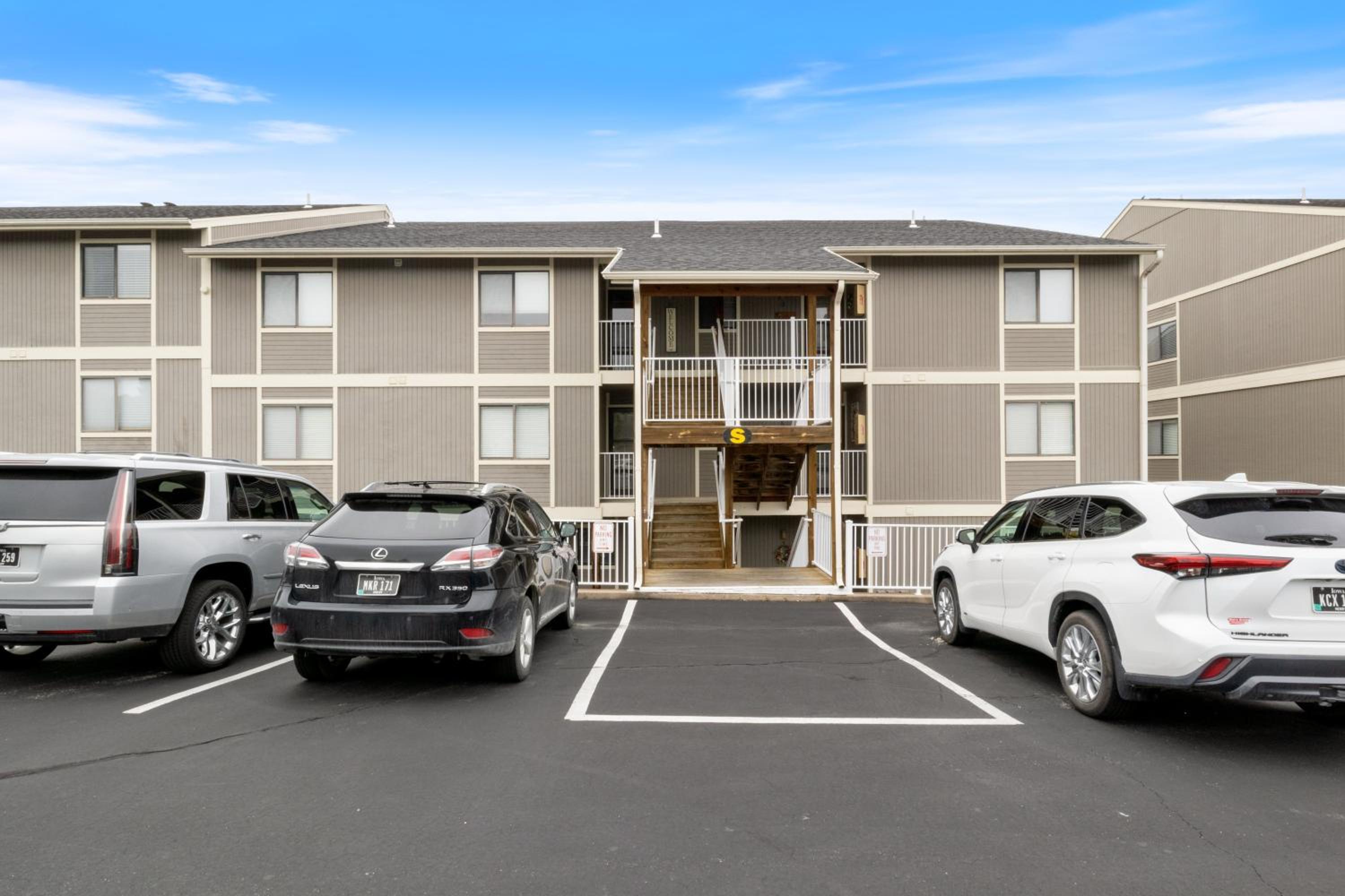 LazyDays Pet-Friendly Condo w/ Pool & Slip at 3M