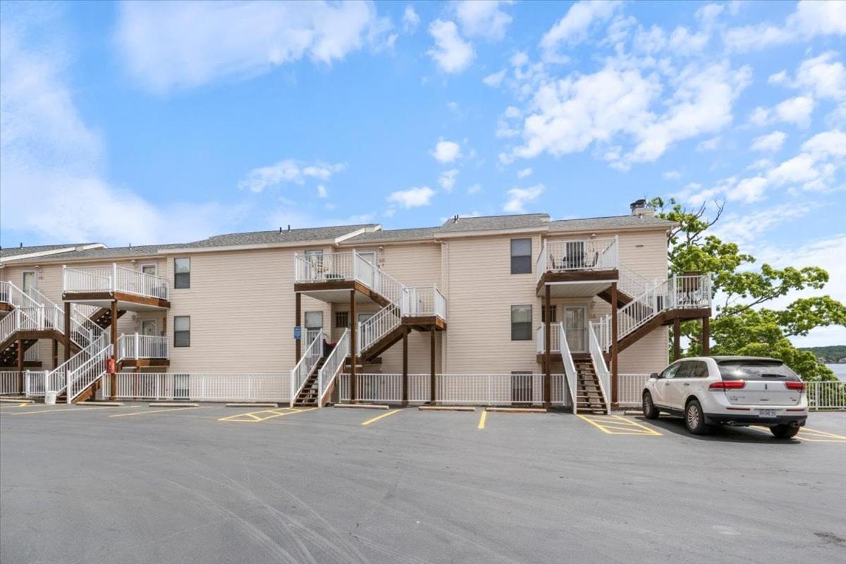 Lake Views, Lakefront Pool, Great Location!