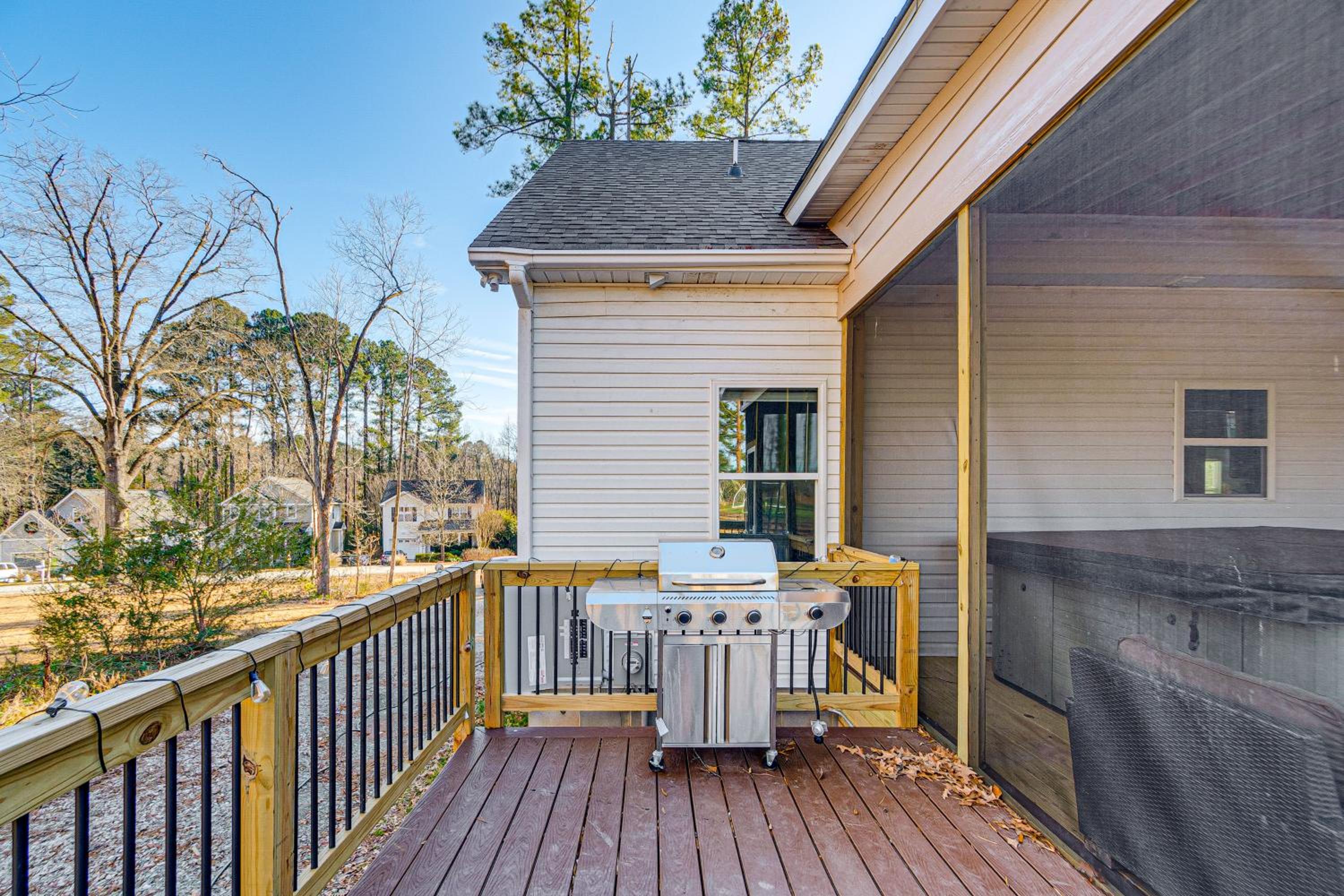 Artists Retreat with Deck! 5 Mi to Dtwn Durham
