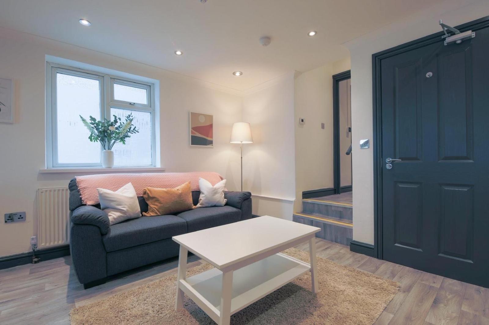 Central Cardiff 3-Bed Apartment Fibre WiFi Street Parking