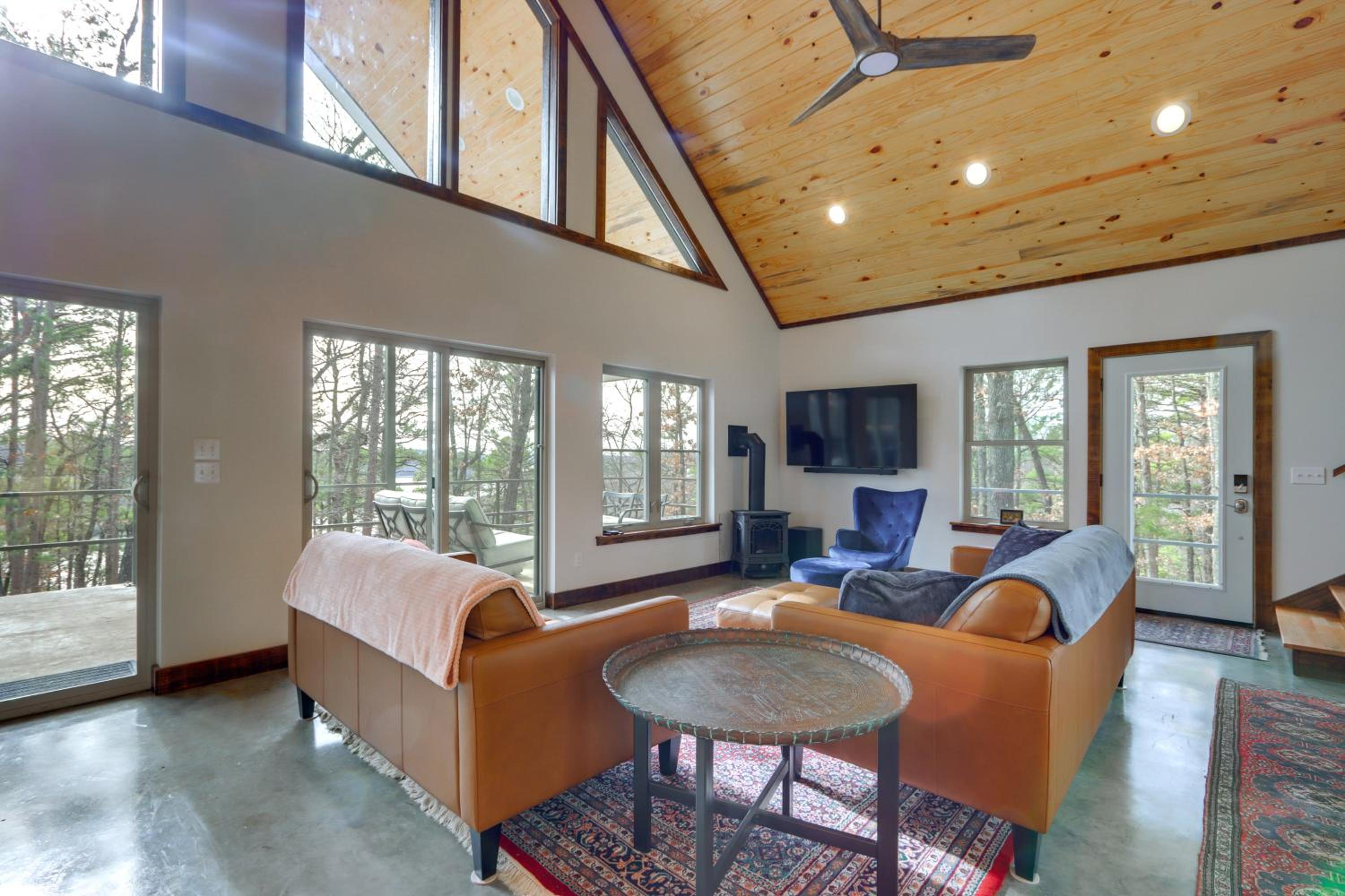 Epic Lake Views! The Ridge Eureka Springs Home