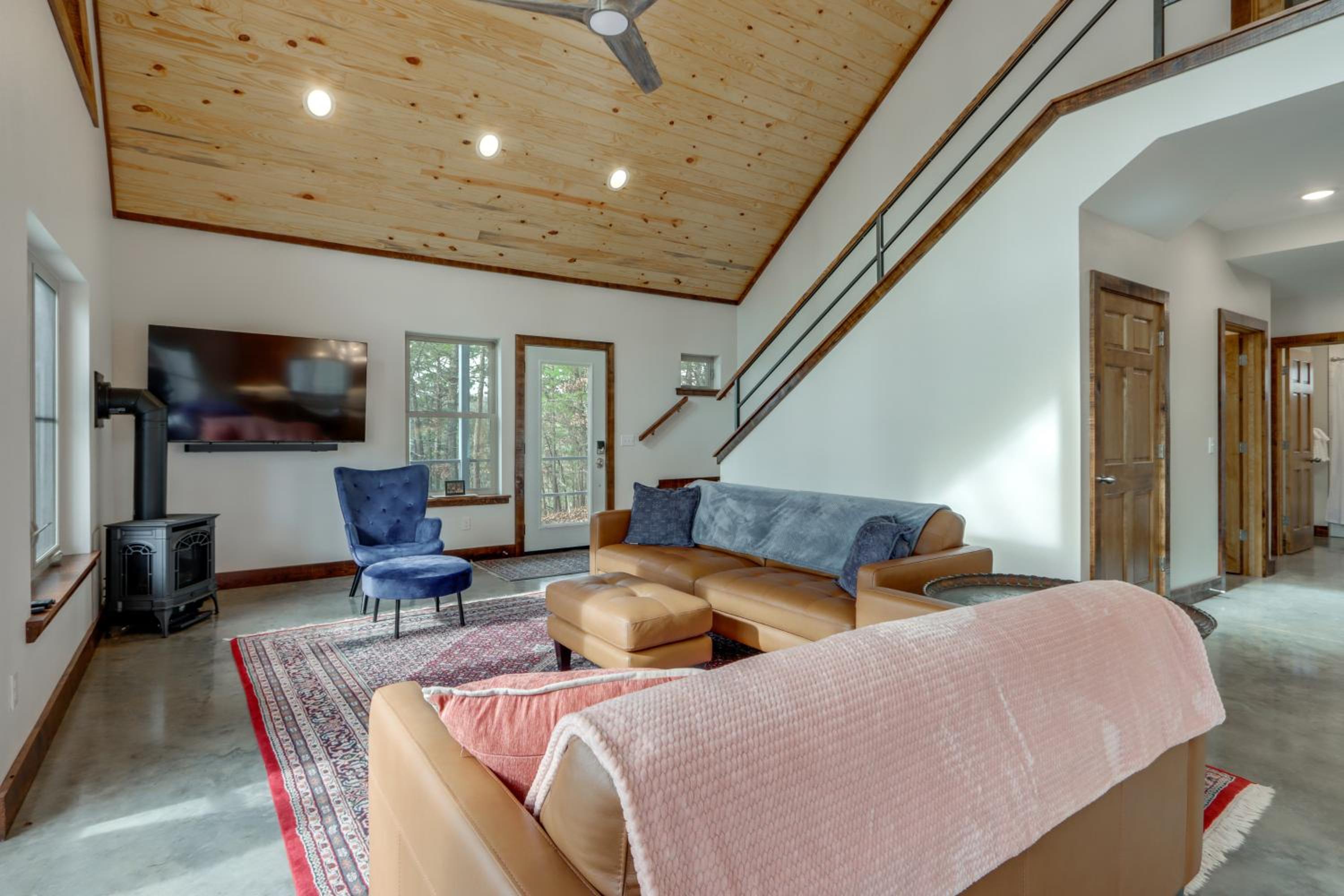 Epic Lake Views! The Ridge Eureka Springs Home
