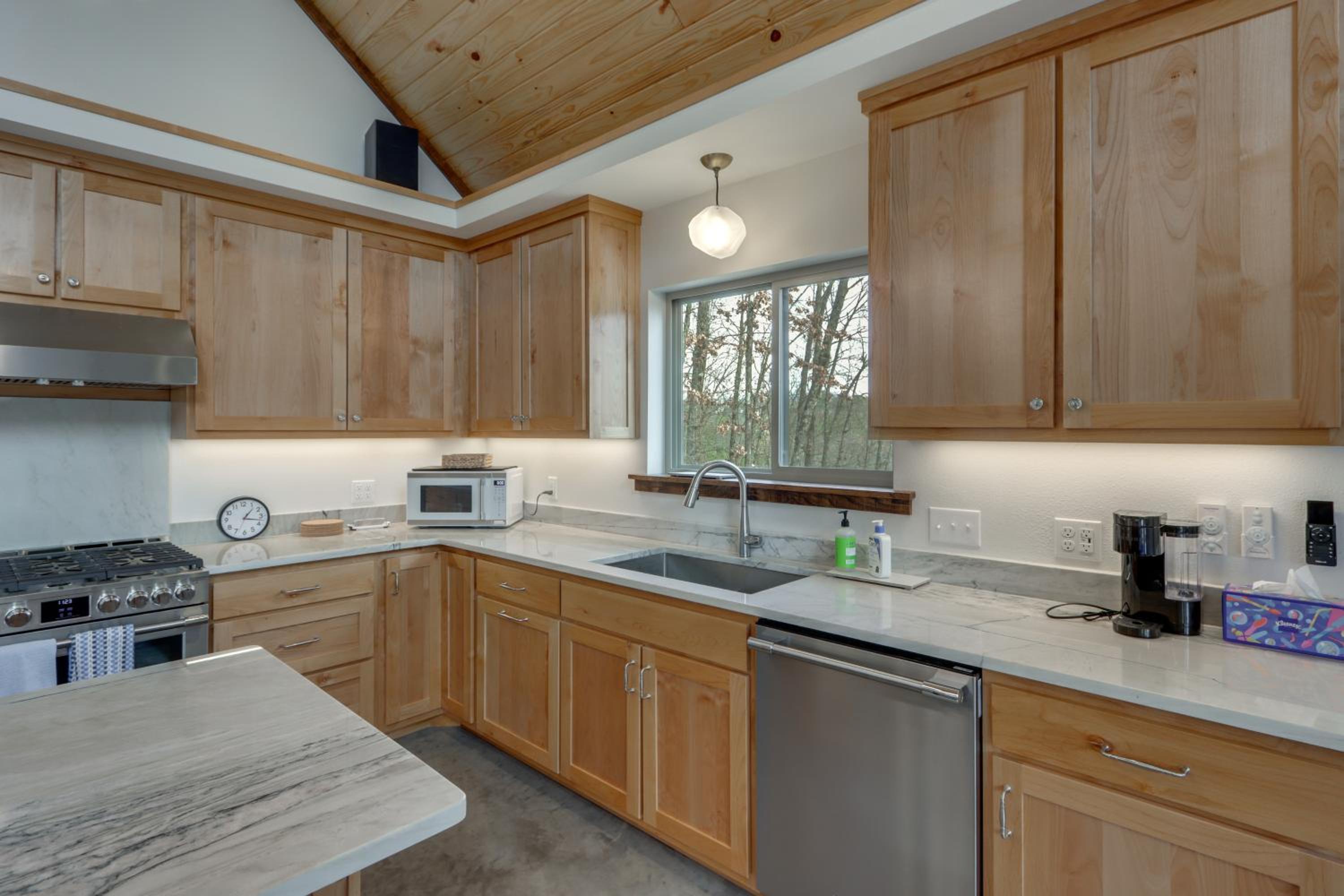 Epic Lake Views! The Ridge Eureka Springs Home