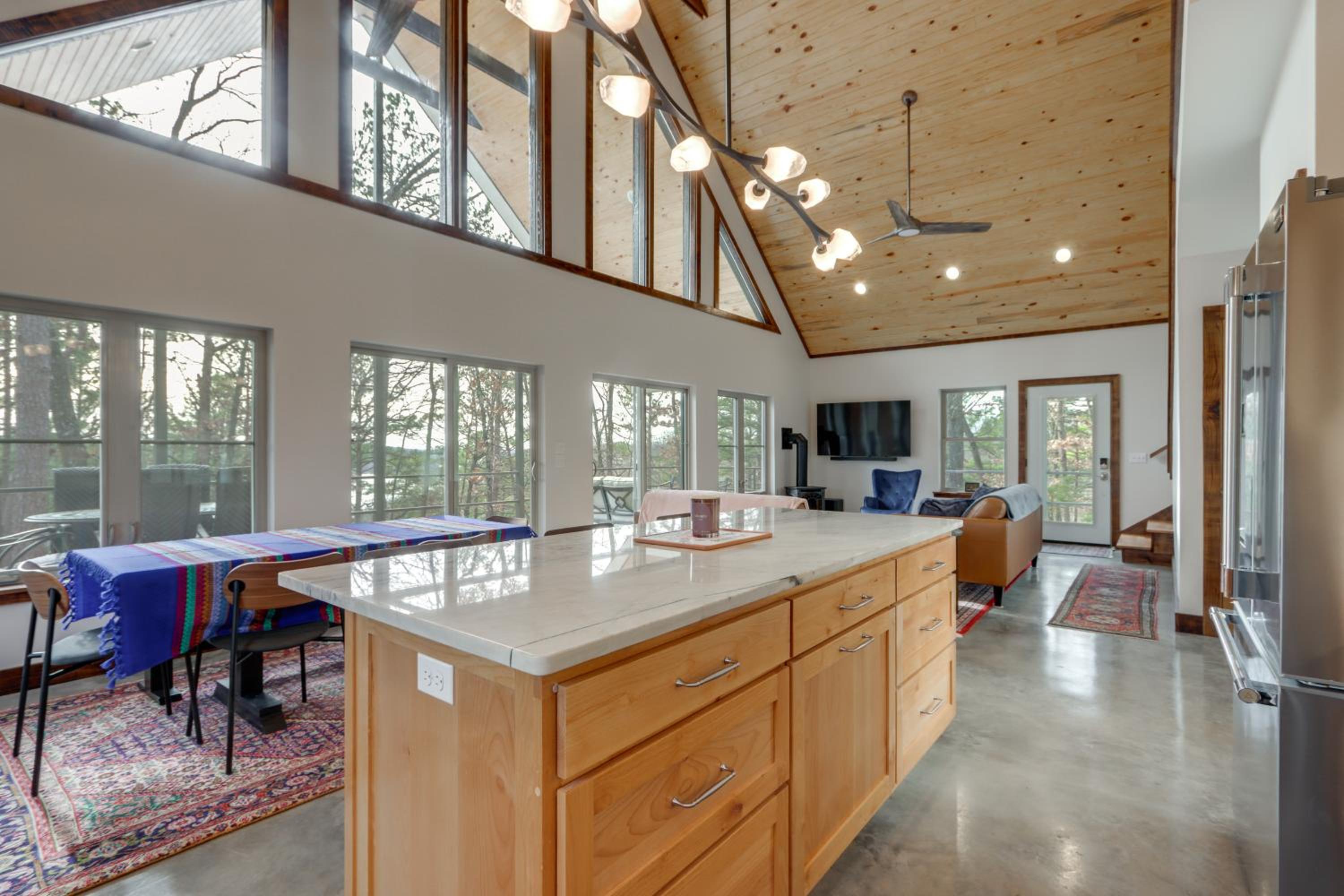 Epic Lake Views! The Ridge Eureka Springs Home