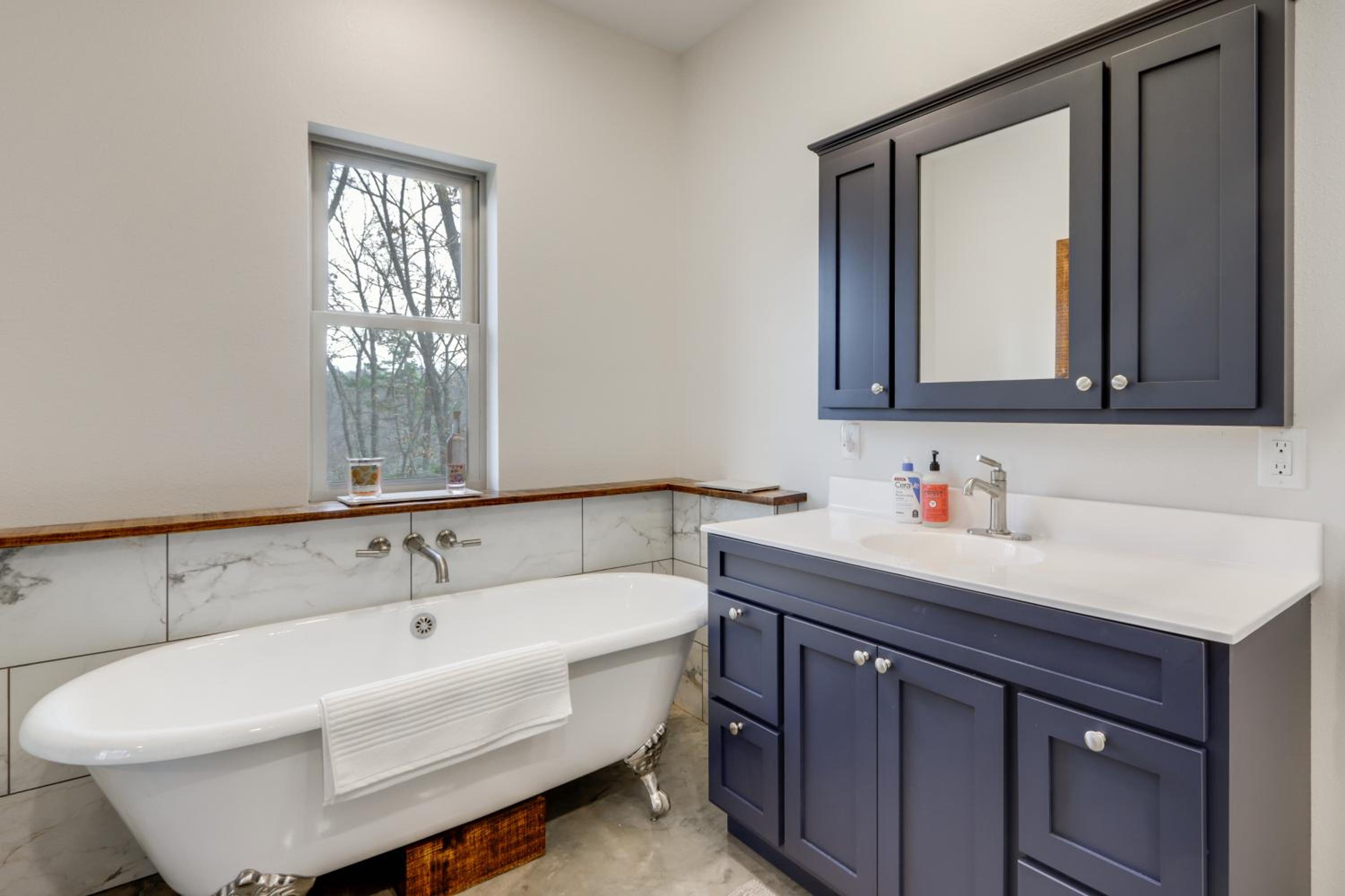 Epic Lake Views! The Ridge Eureka Springs Home