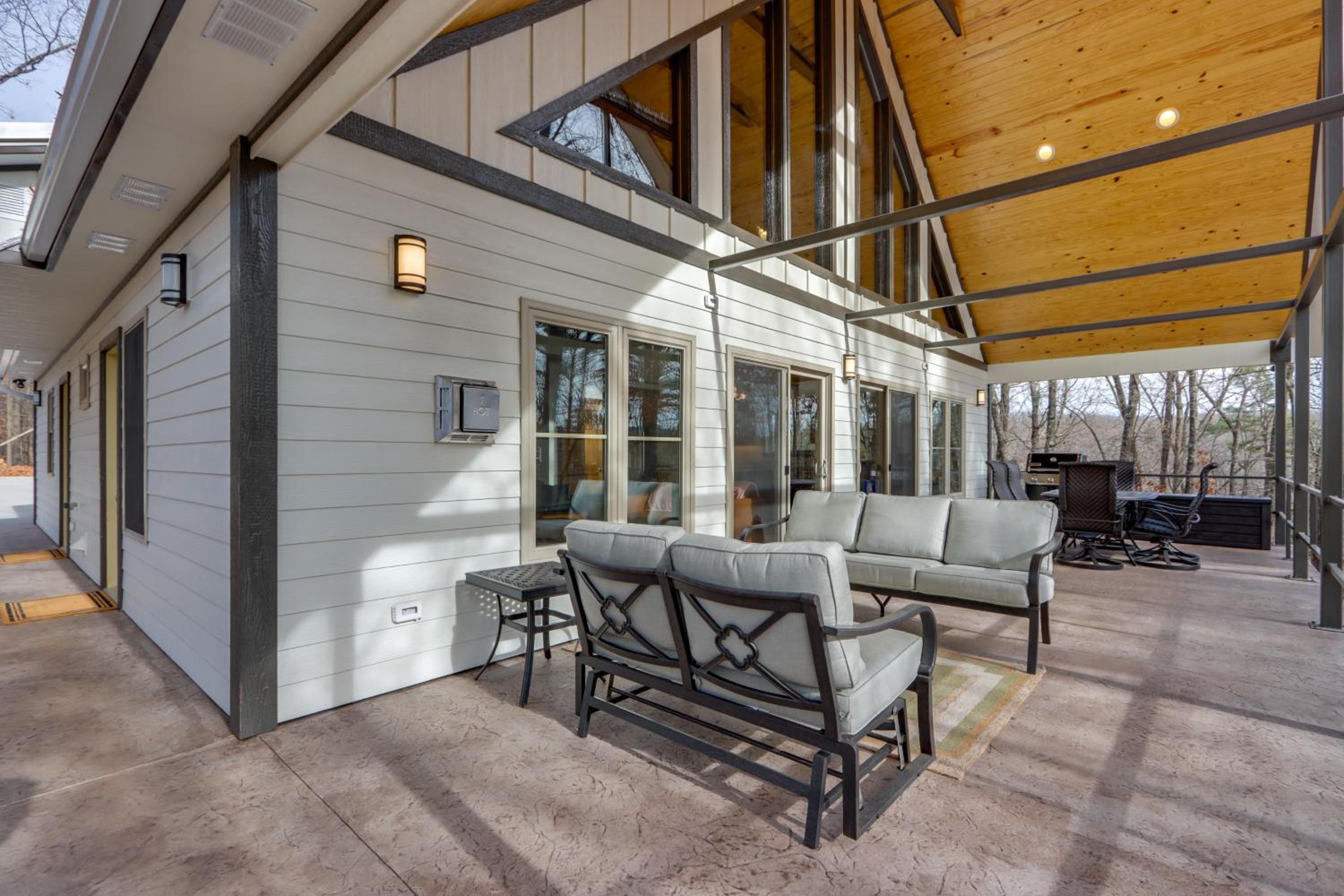 Epic Lake Views! The Ridge Eureka Springs Home