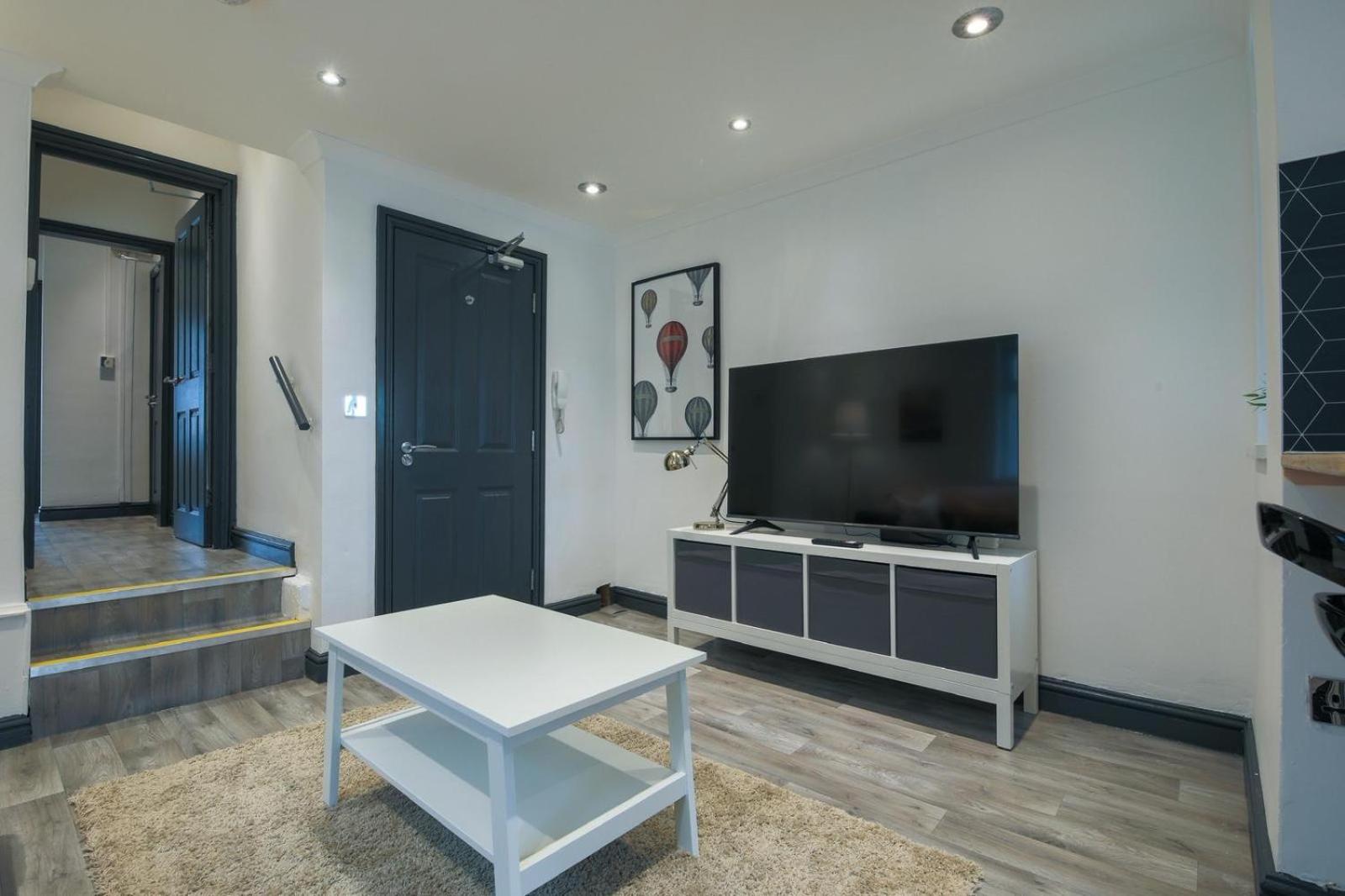 Central Cardiff 3-Bed Apartment Fibre WiFi Street Parking