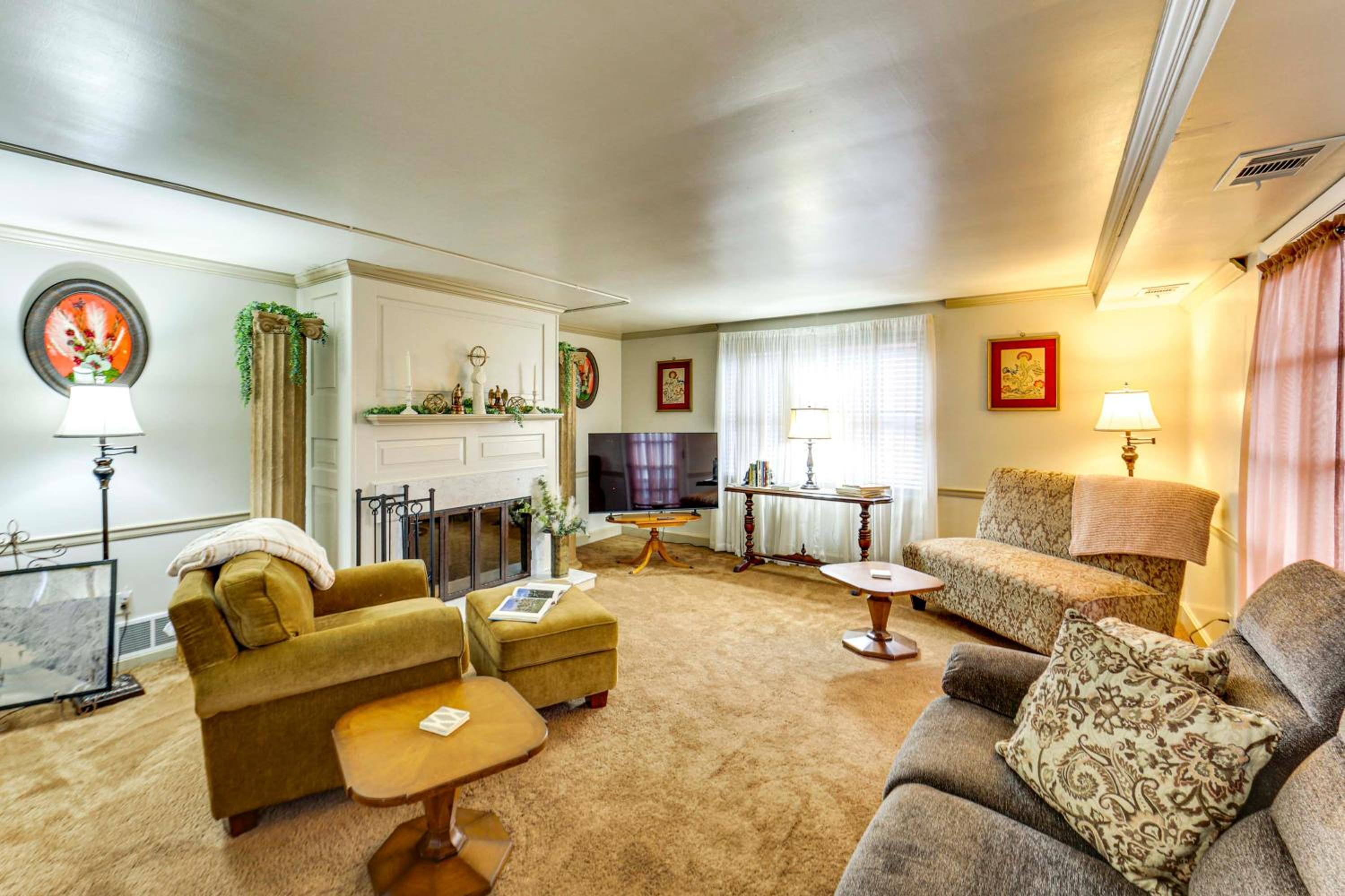 Walk to Shops and Eats Apt in Downtown Elizabeth