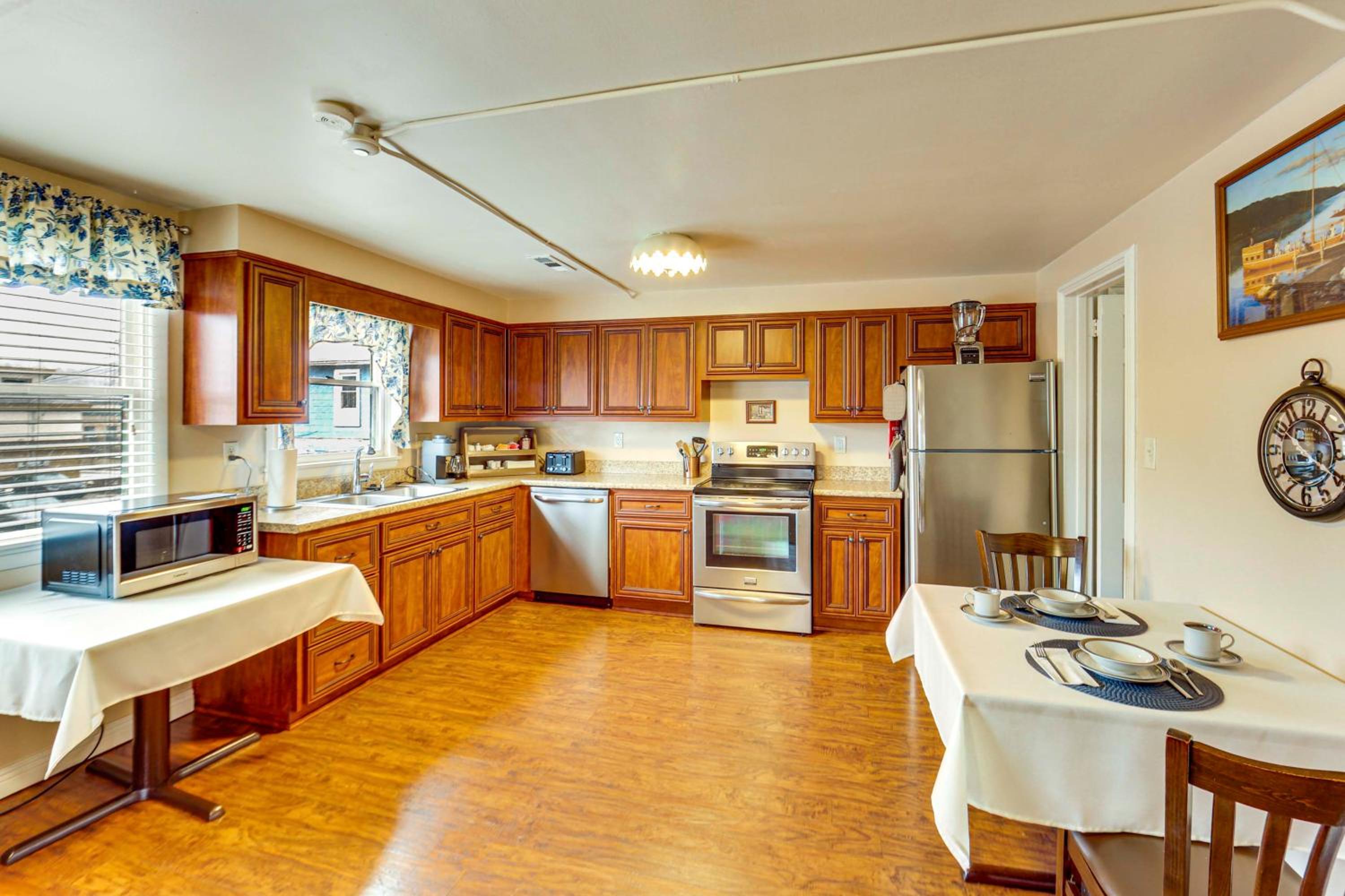 Walk to Shops and Eats Apt in Downtown Elizabeth