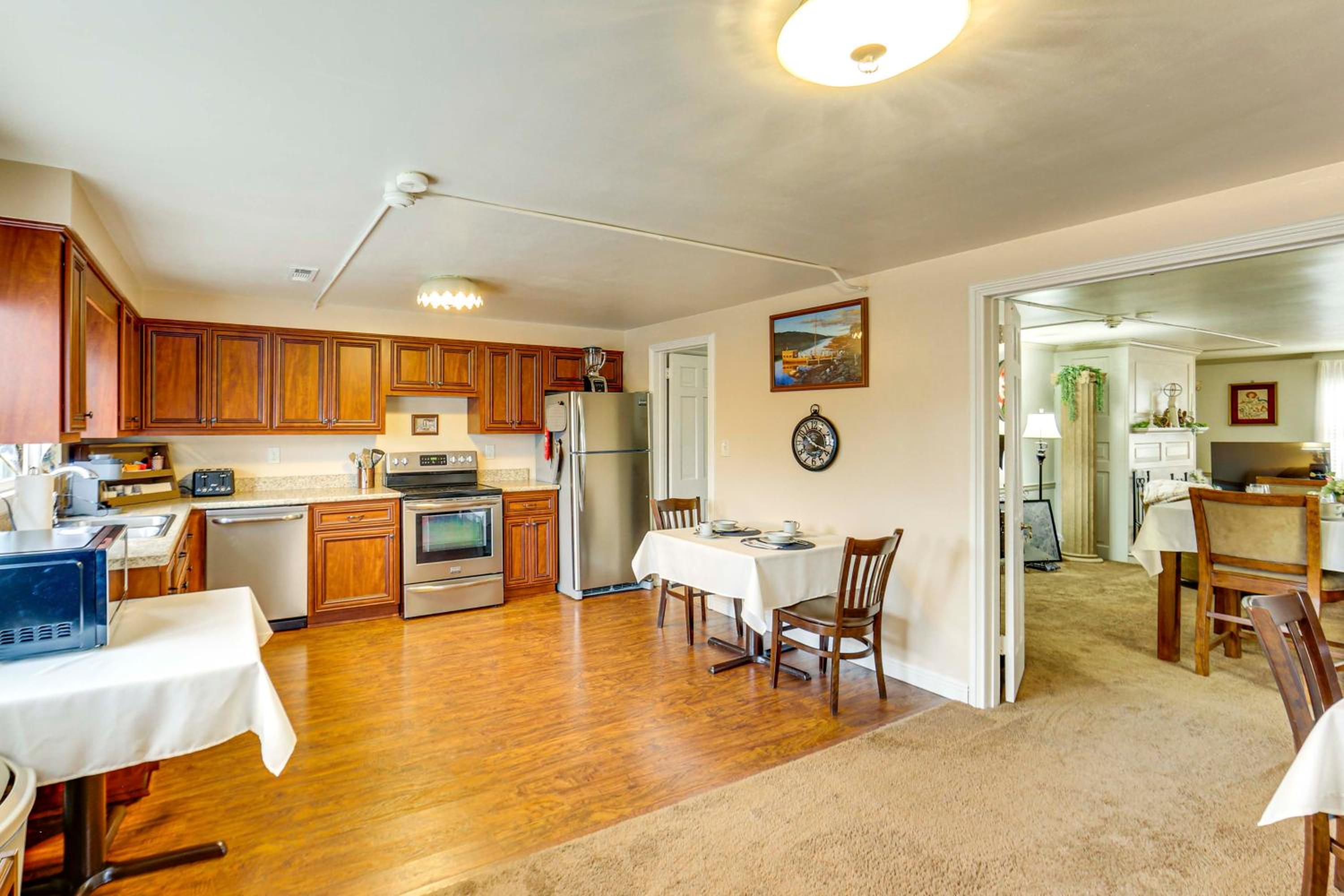 Walk to Shops and Eats Apt in Downtown Elizabeth