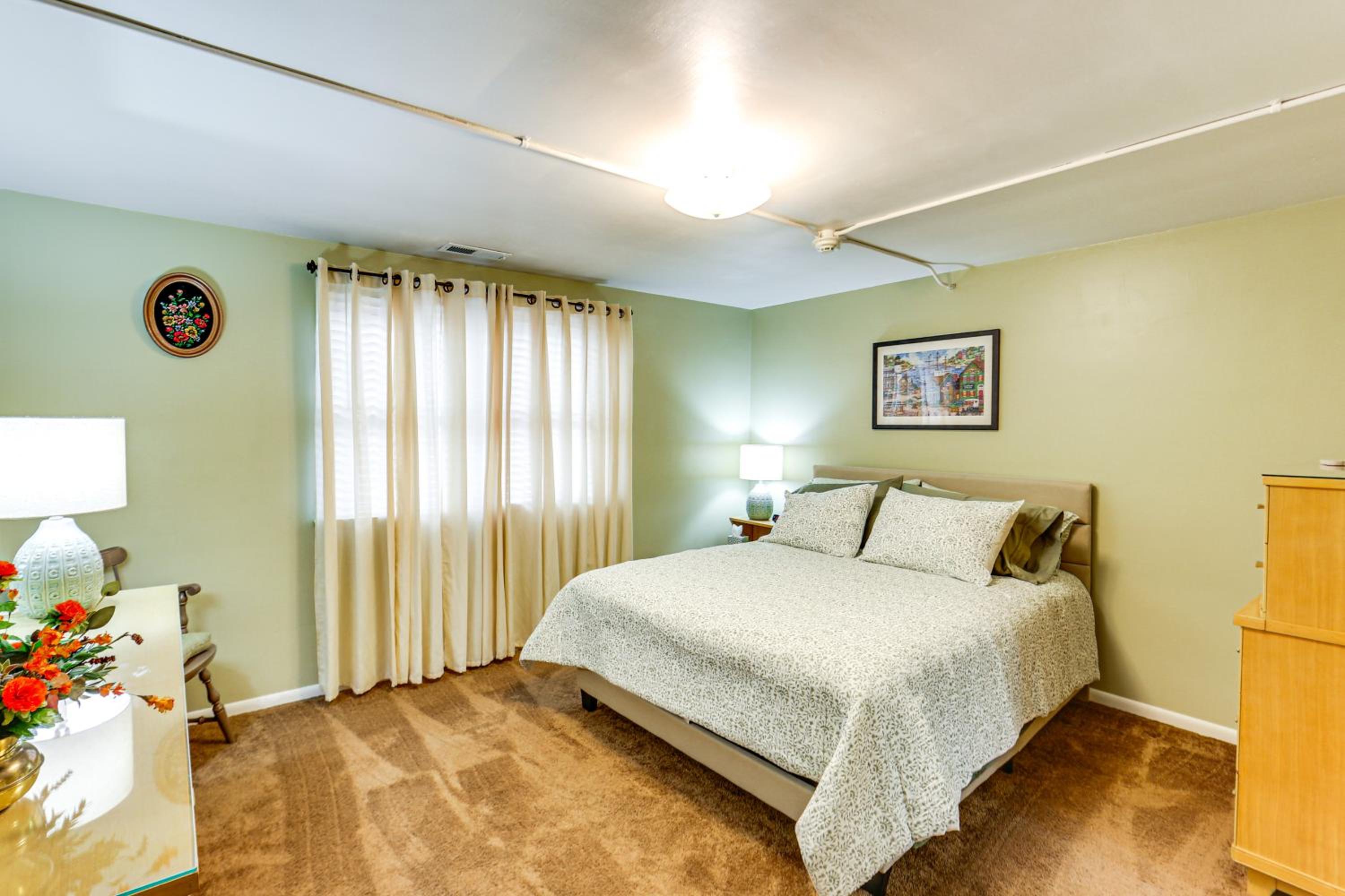Walk to Shops and Eats Apt in Downtown Elizabeth