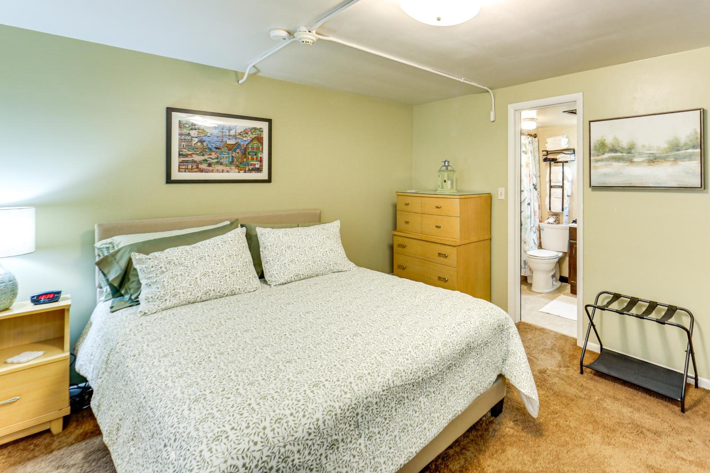 Walk to Shops and Eats Apt in Downtown Elizabeth