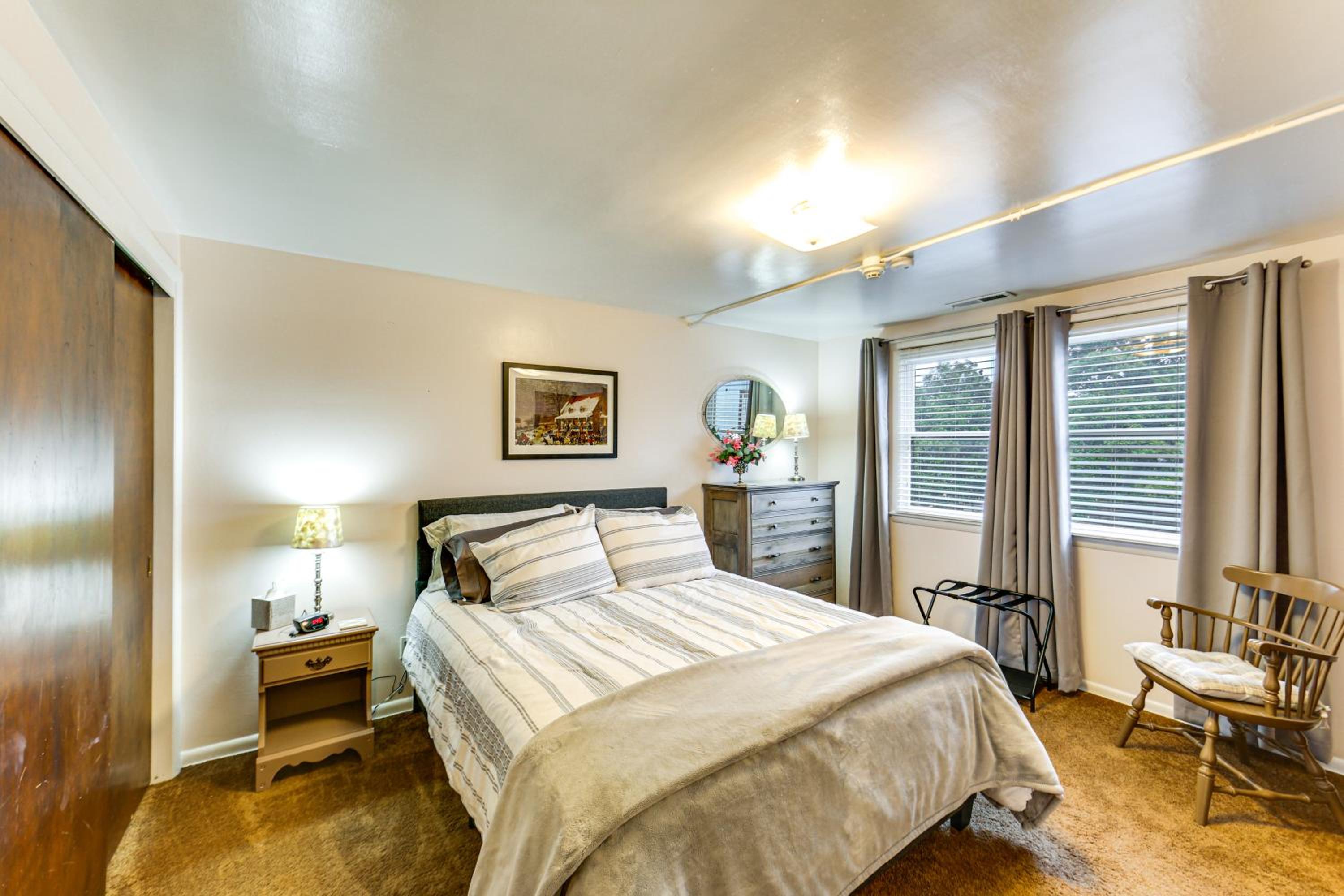 Walk to Shops and Eats Apt in Downtown Elizabeth