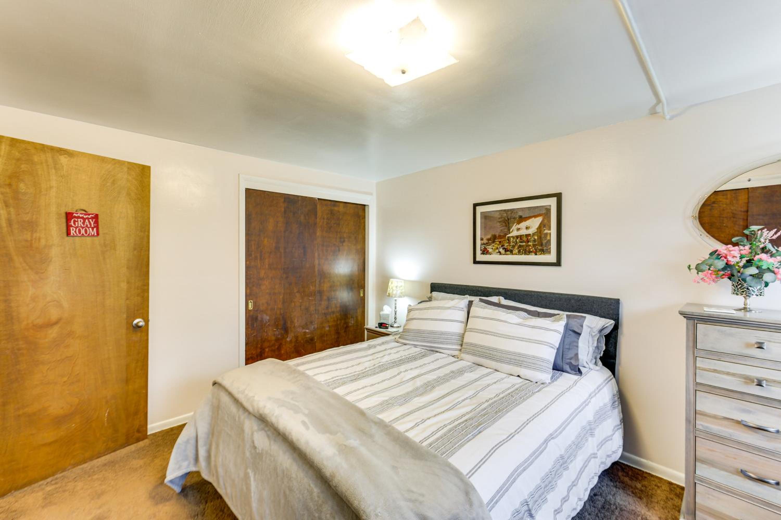 Walk to Shops and Eats Apt in Downtown Elizabeth