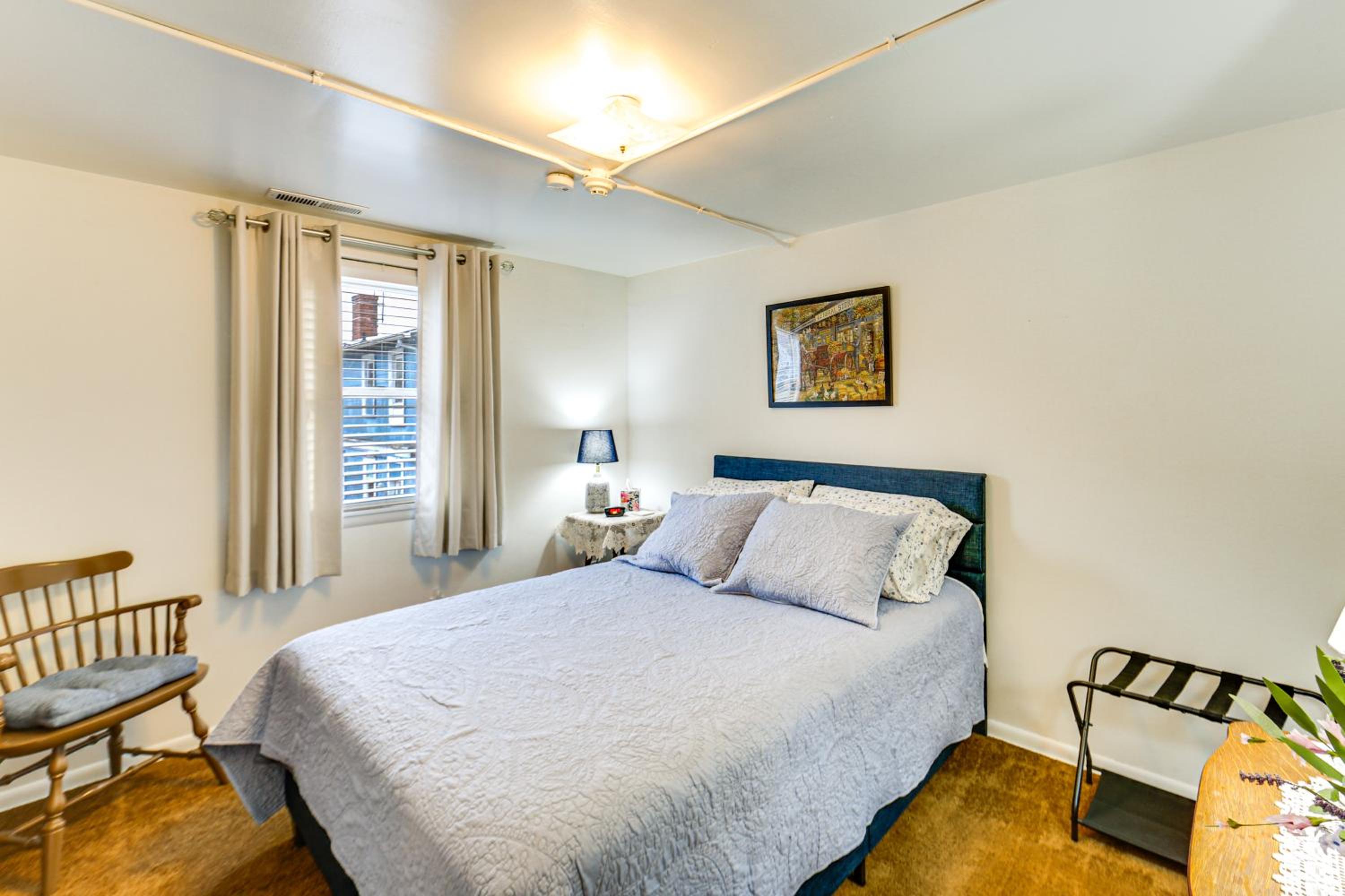 Walk to Shops and Eats Apt in Downtown Elizabeth