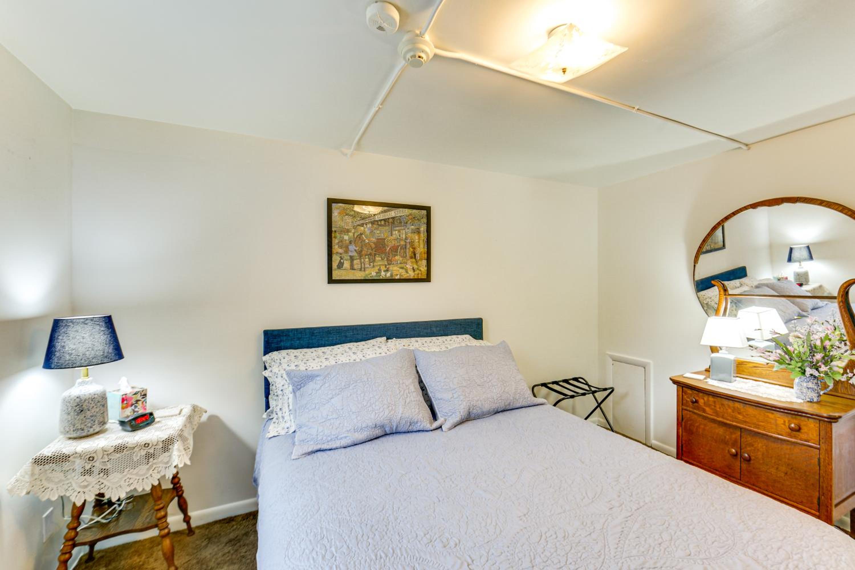 Walk to Shops and Eats Apt in Downtown Elizabeth