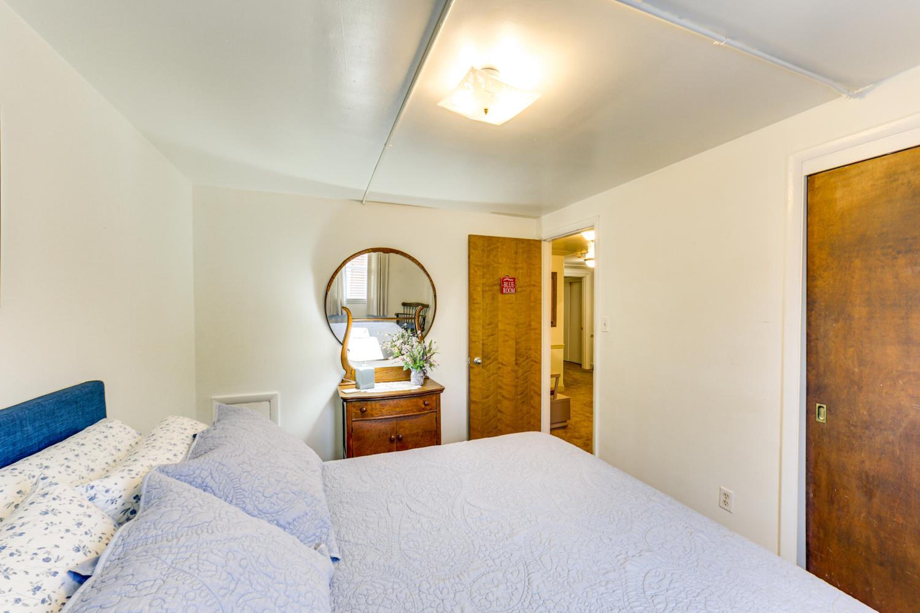 Walk to Shops and Eats Apt in Downtown Elizabeth