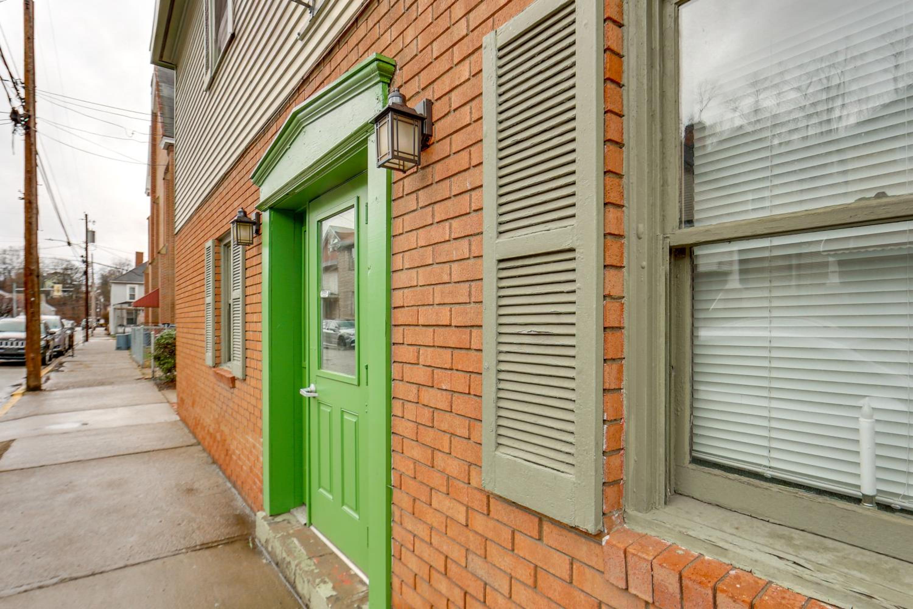 Walk to Shops and Eats Apt in Downtown Elizabeth
