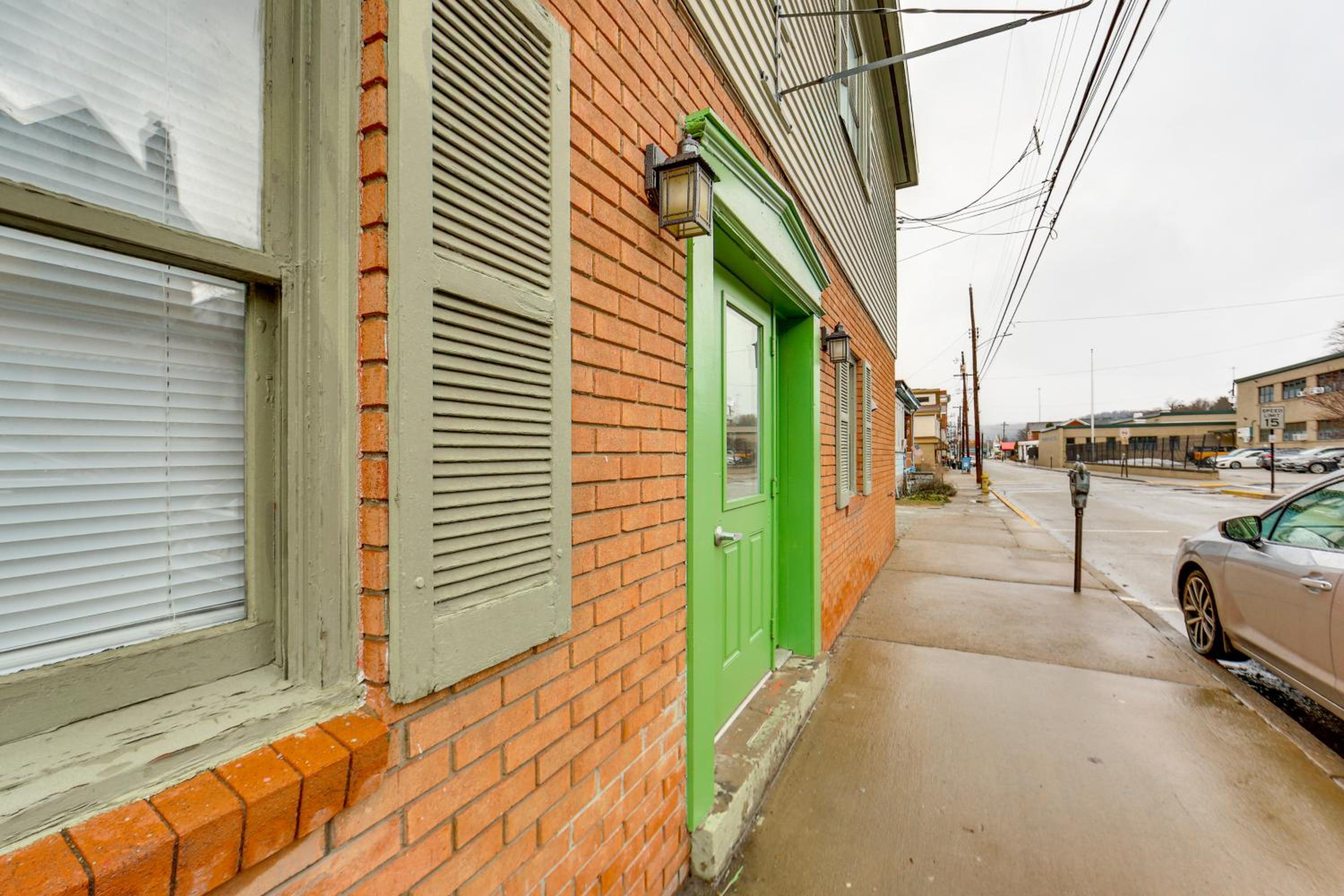 Walk to Shops and Eats Apt in Downtown Elizabeth
