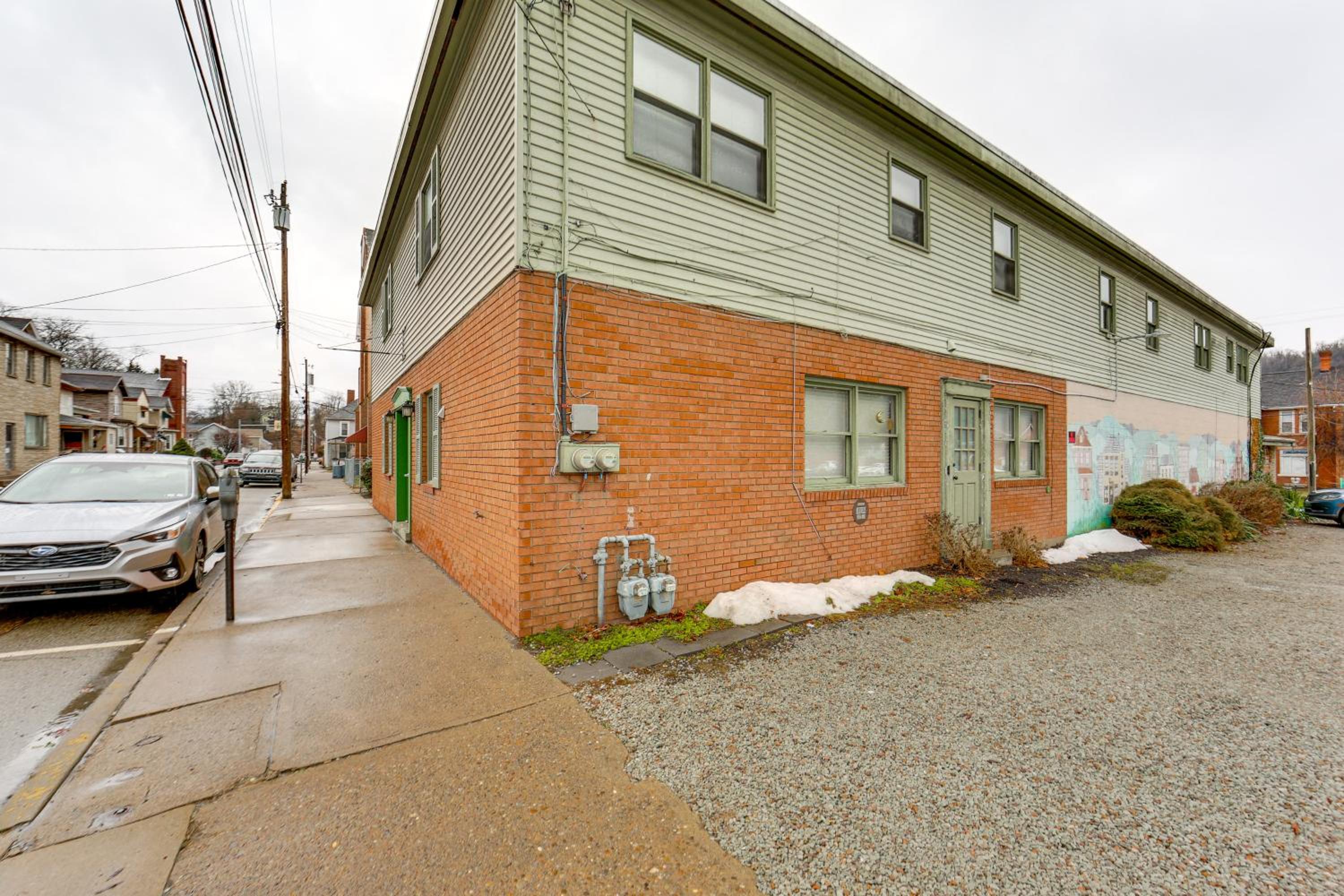 Walk to Shops and Eats Apt in Downtown Elizabeth