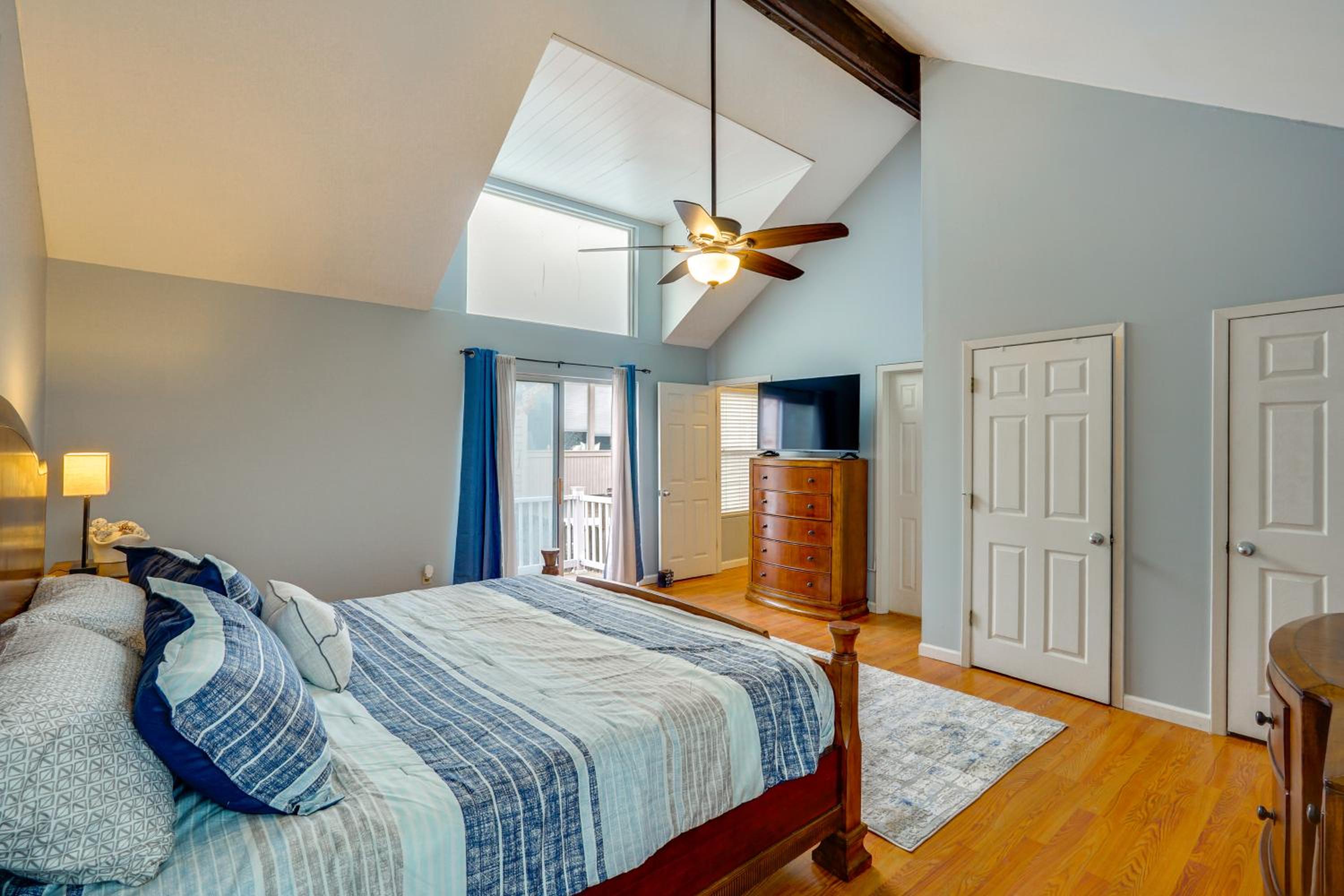 Lake Resort Access and On-Site Pool at Ozarks Home!