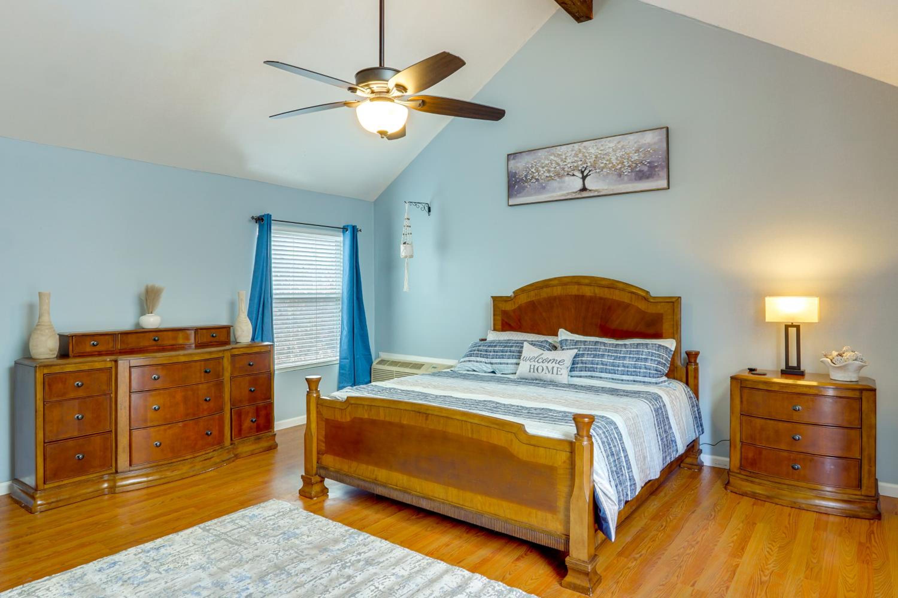 Lake Resort Access and On-Site Pool at Ozarks Home!