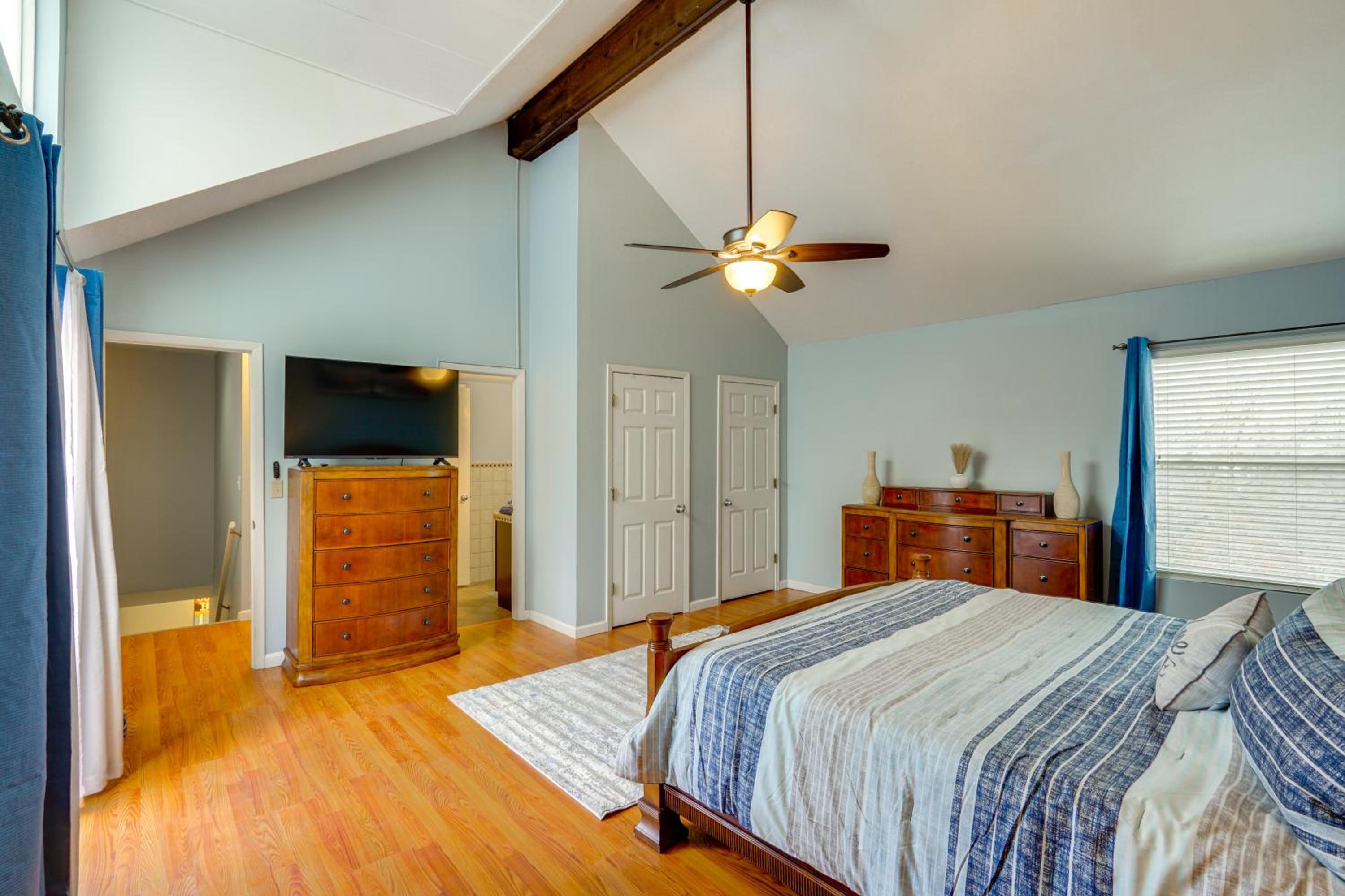 Lake Resort Access and On-Site Pool at Ozarks Home!