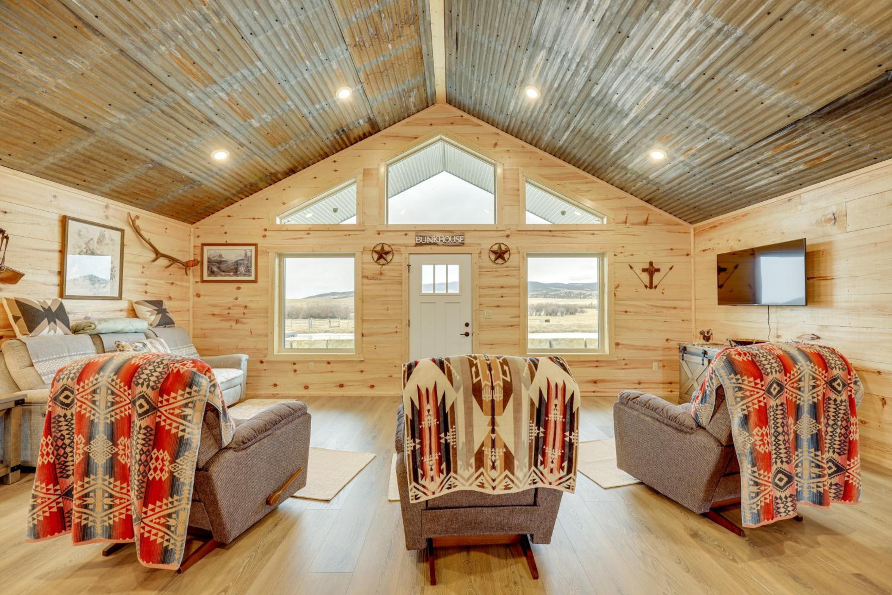New-Build, Mtn-View White Sulphur Springs Home!