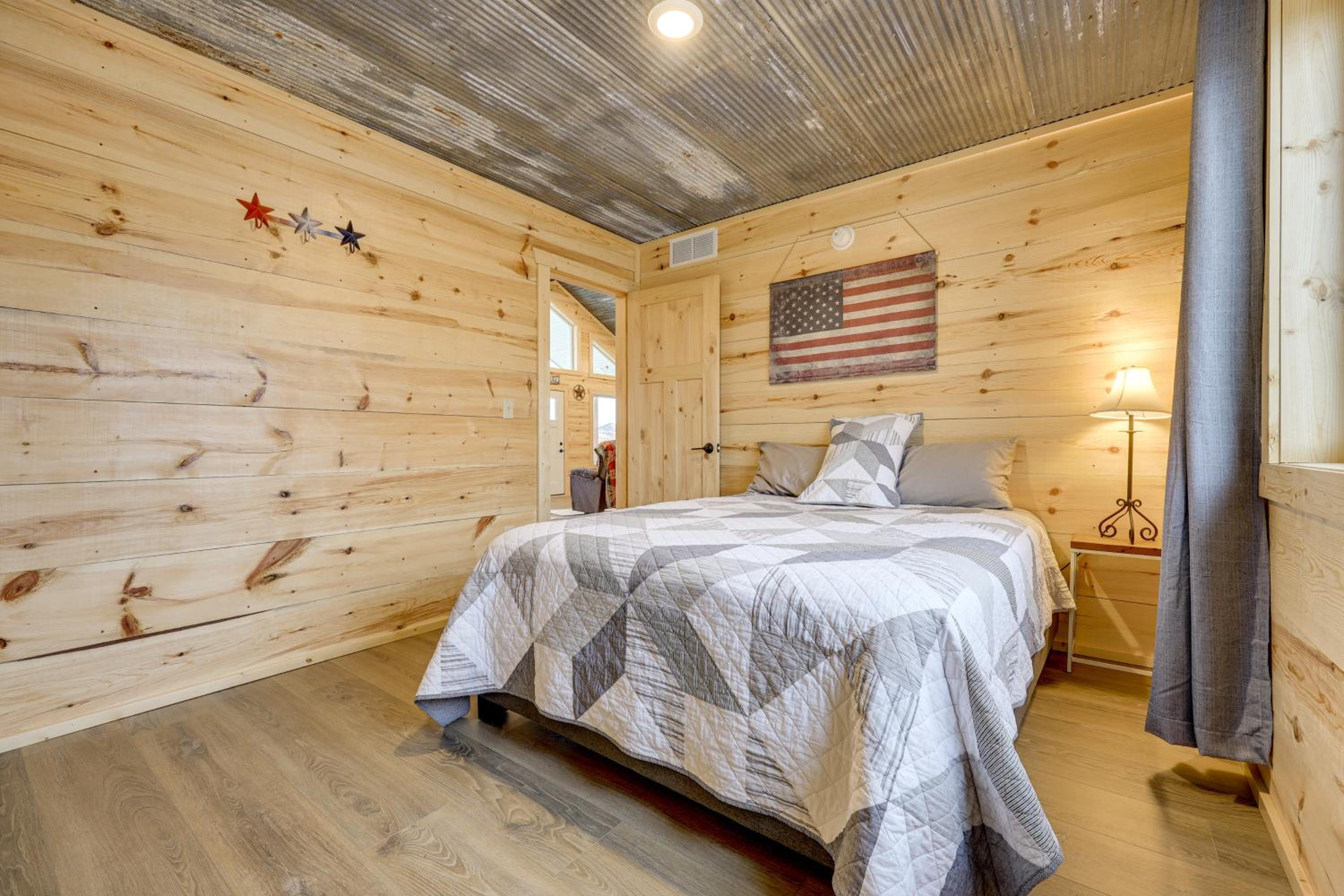 New-Build, Mtn-View White Sulphur Springs Home!