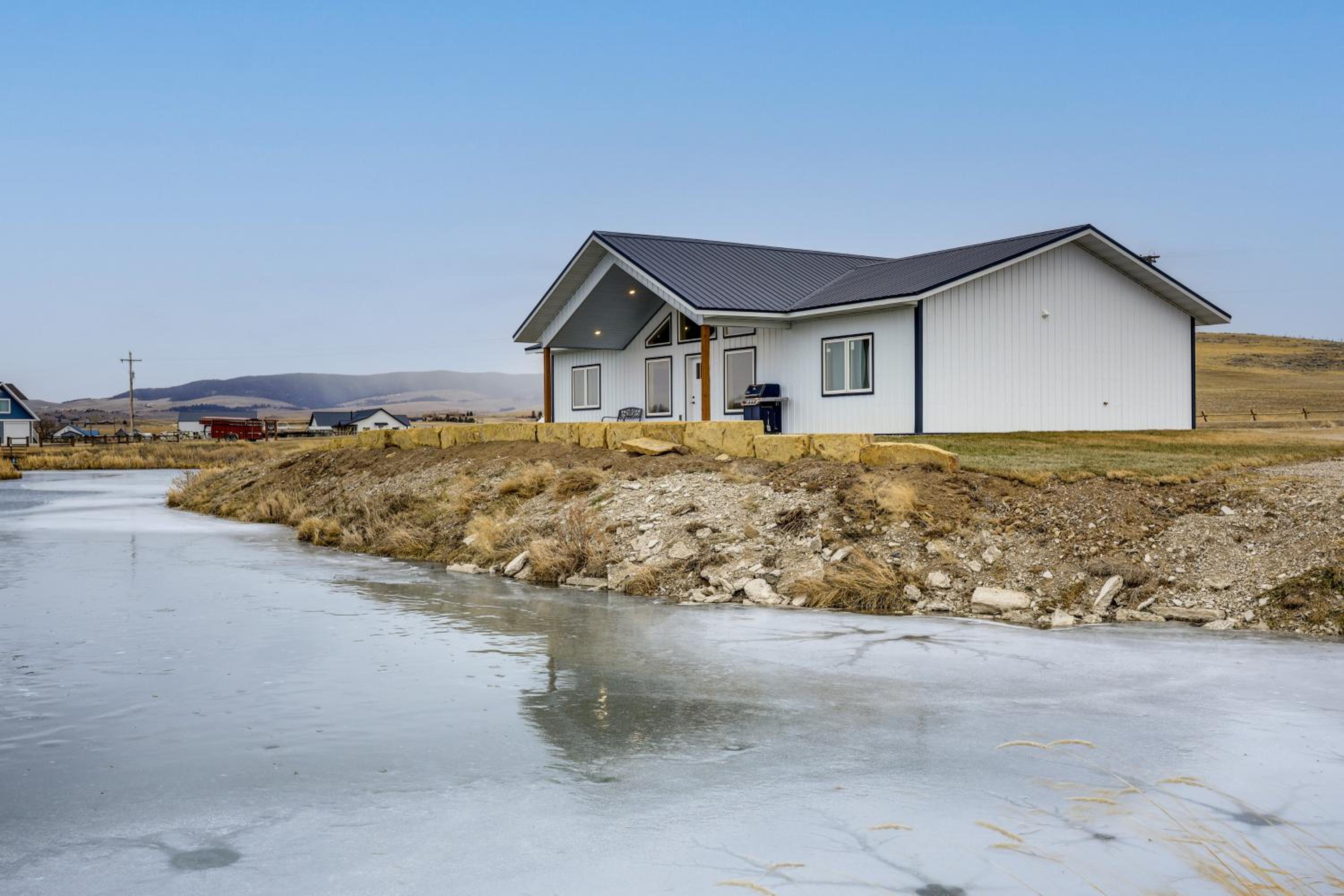 New-Build, Mtn-View White Sulphur Springs Home!