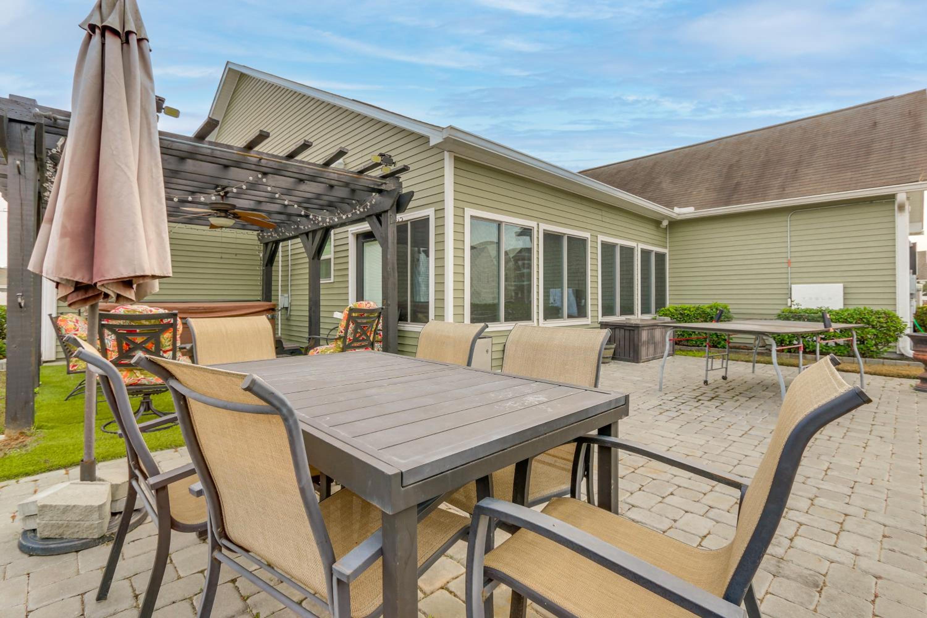 Community Pool! Family-Friendly Savannah Retreat
