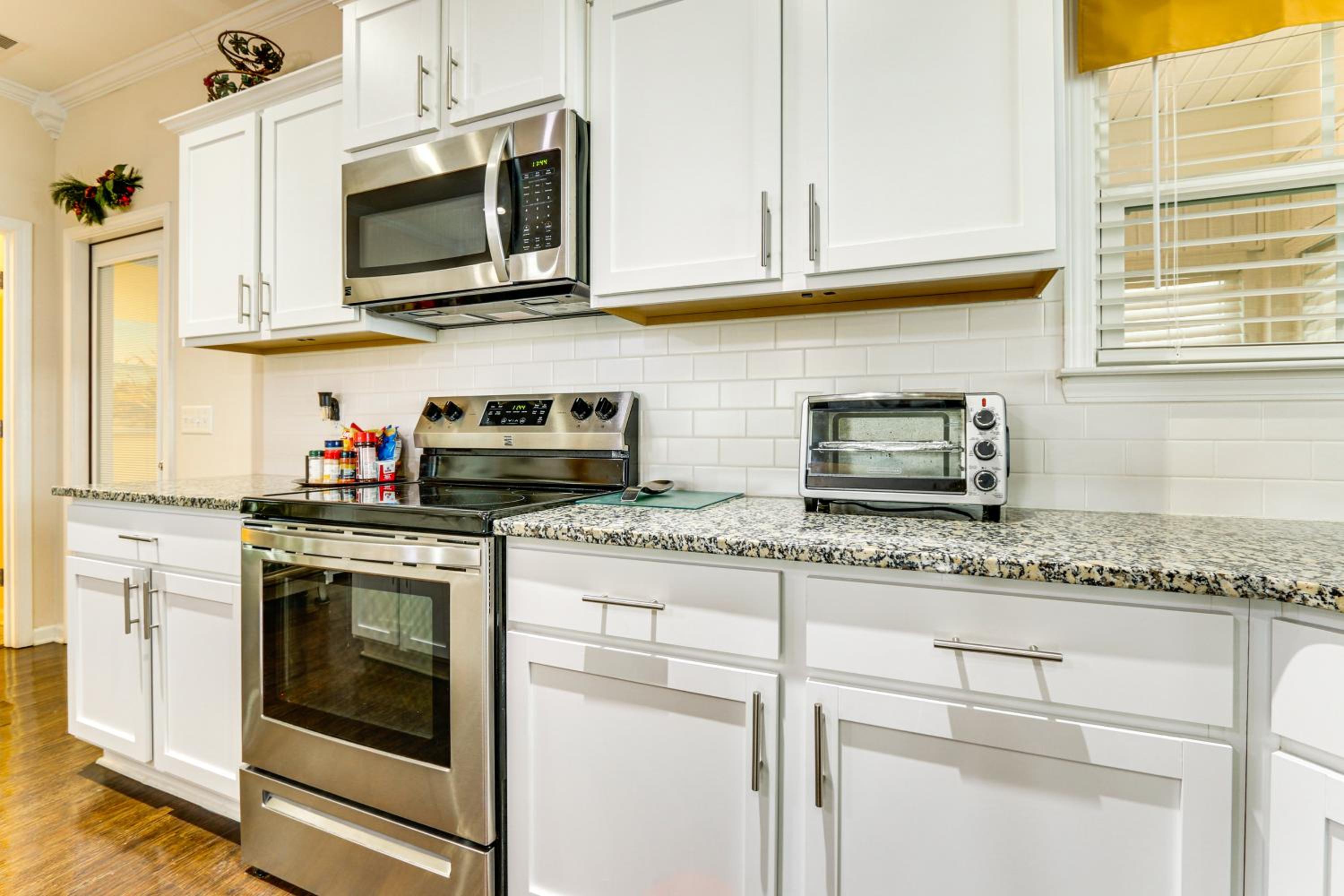 Community Pool! Family-Friendly Savannah Retreat