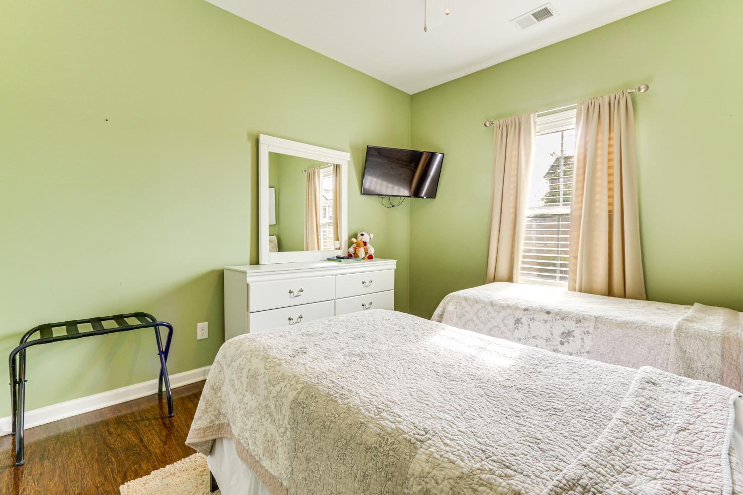 Community Pool! Family-Friendly Savannah Retreat