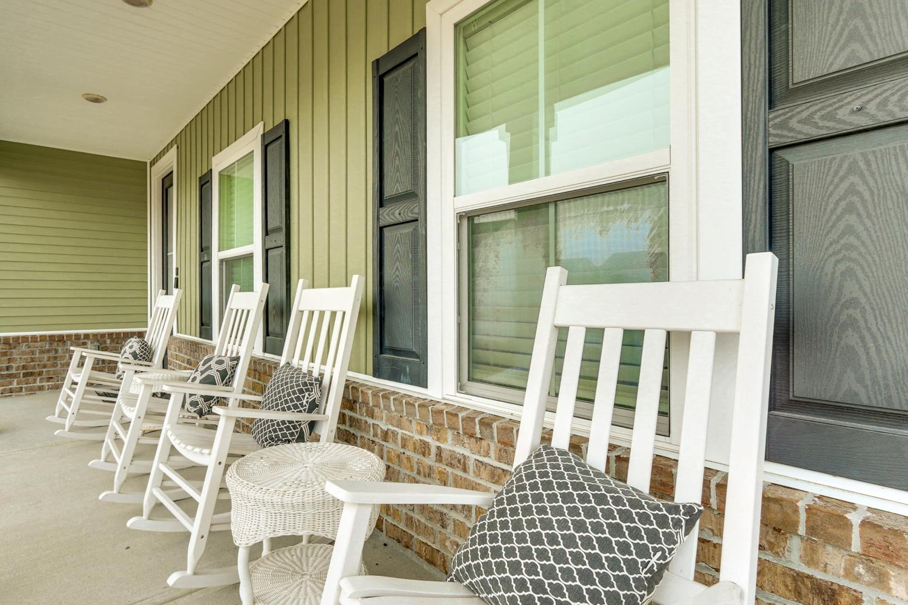 Community Pool! Family-Friendly Savannah Retreat