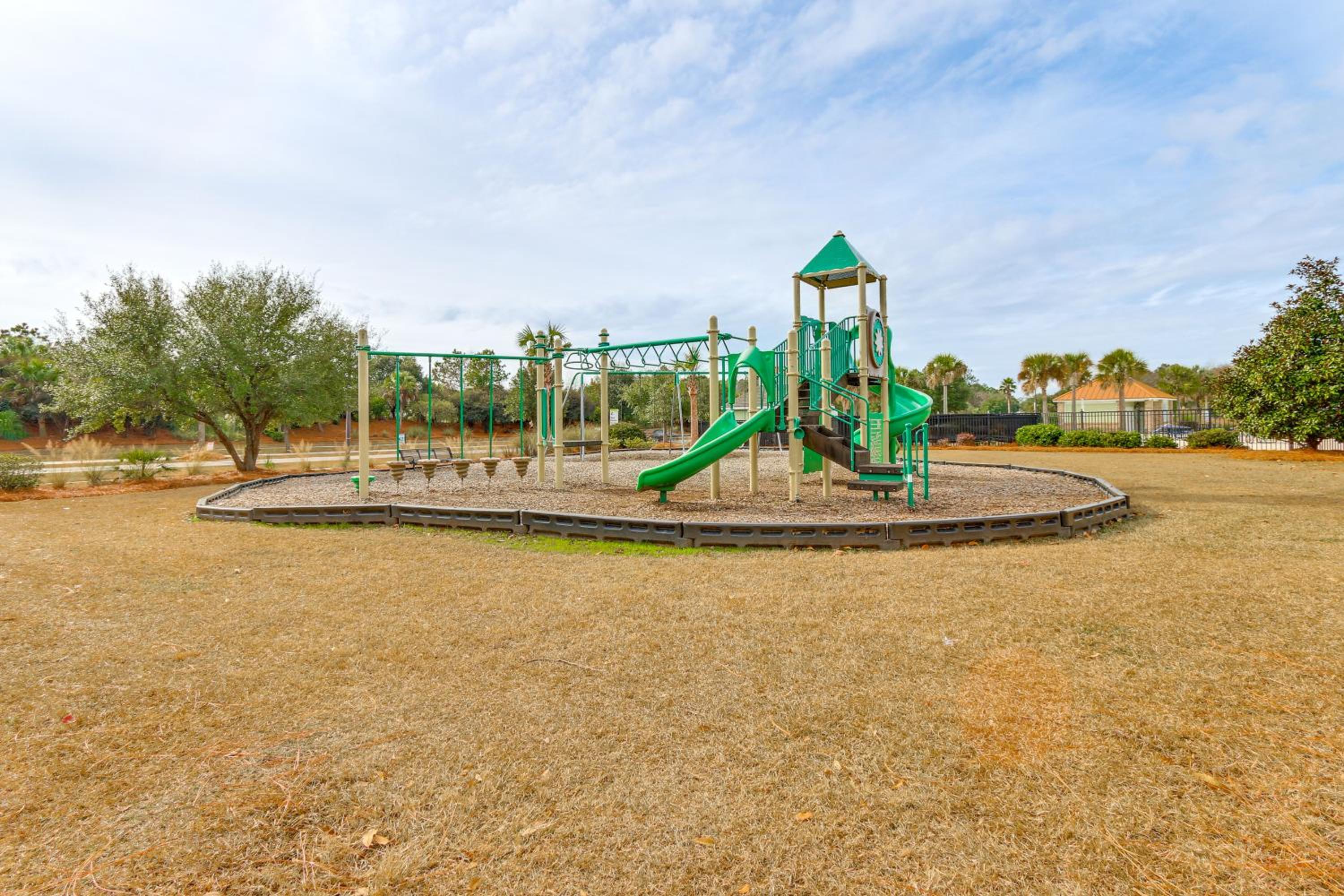 Community Pool! Family-Friendly Savannah Retreat