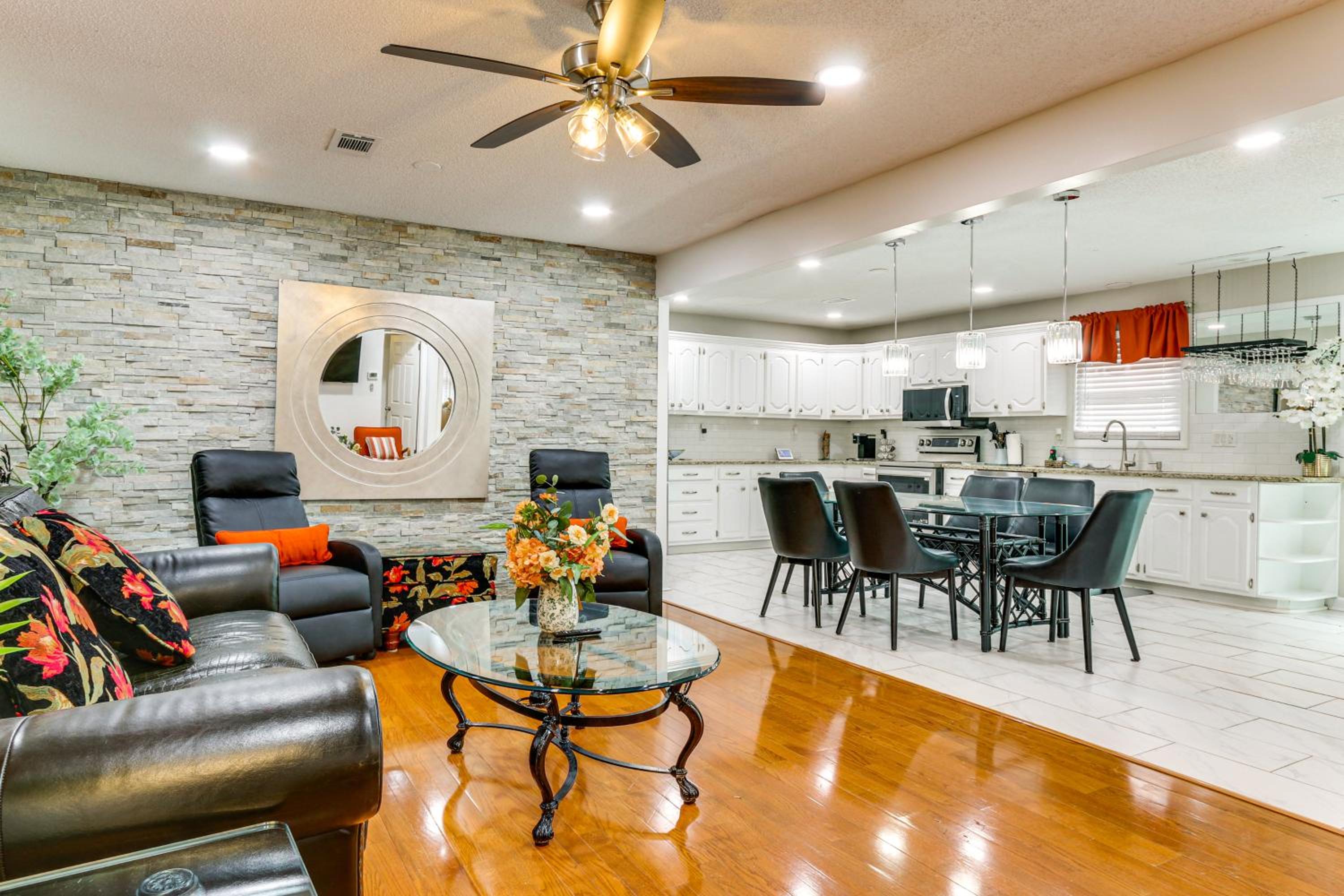 Pool, Hot Tub and Backyard Fun! Savannah Retreat